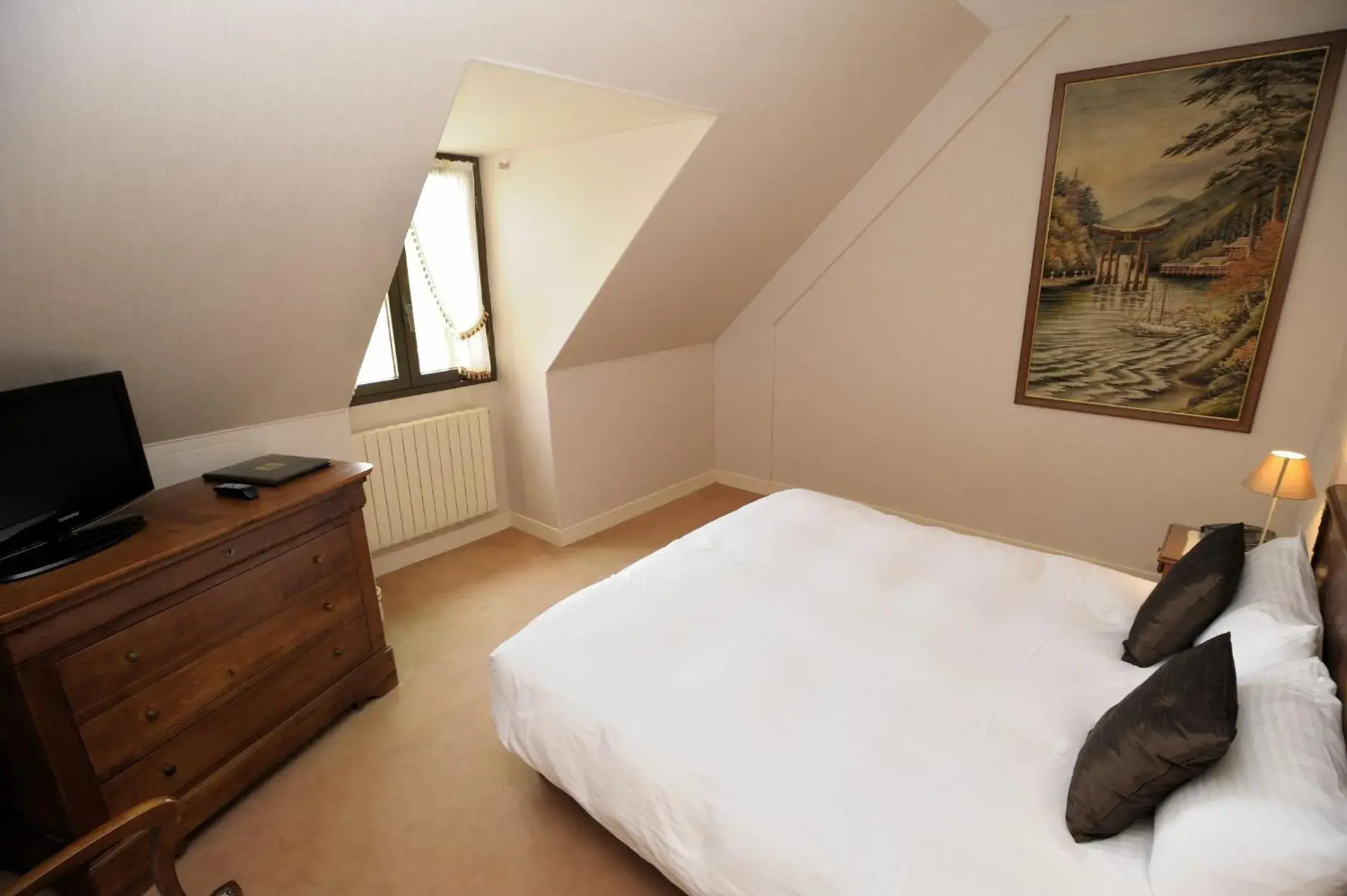 Photo of the whole room in Hôtel Logis Le Relais De La Poste Photo of the whole room in Hôtel Logis Le Relais De La Poste