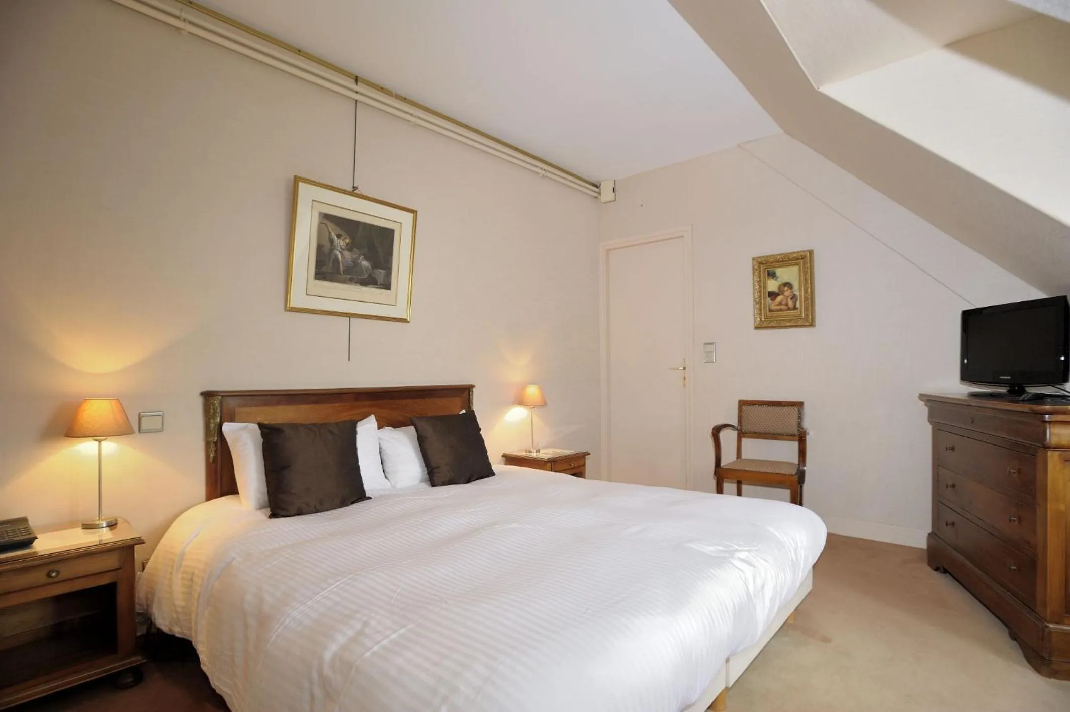 Photo of the whole room in Hôtel Logis Le Relais De La Poste