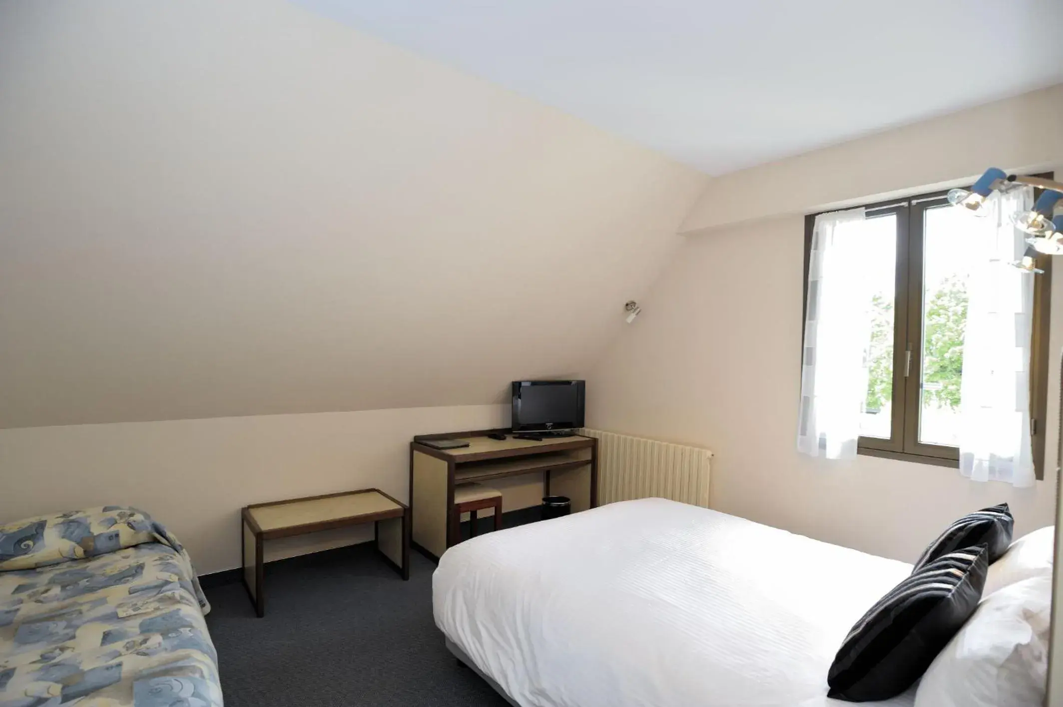 Triple Room in Hôtel Logis Le Relais De La Poste Triple Room in Hôtel Logis Le Relais De La Poste