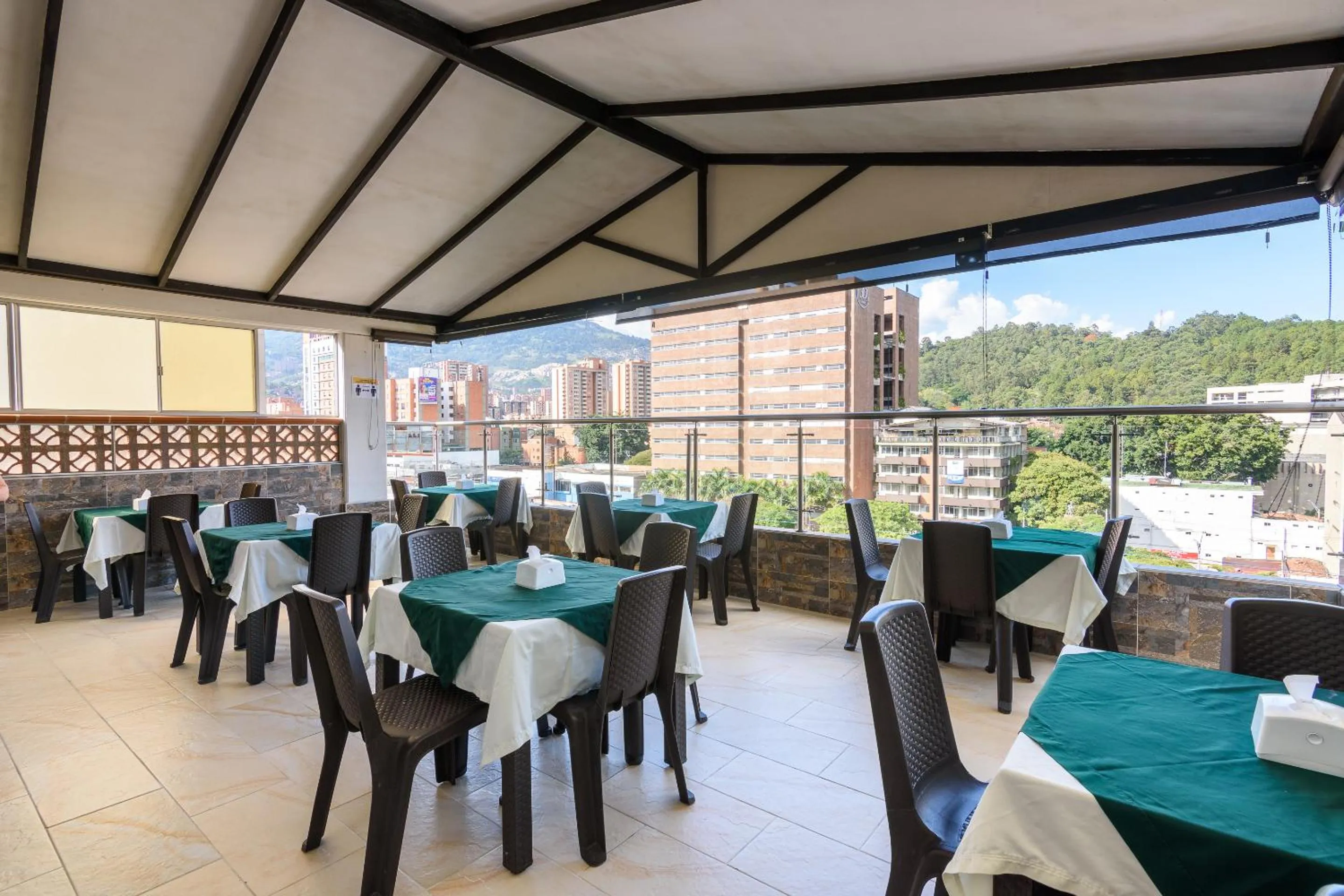 Restaurant/places to eat in Hotel Med Estadio