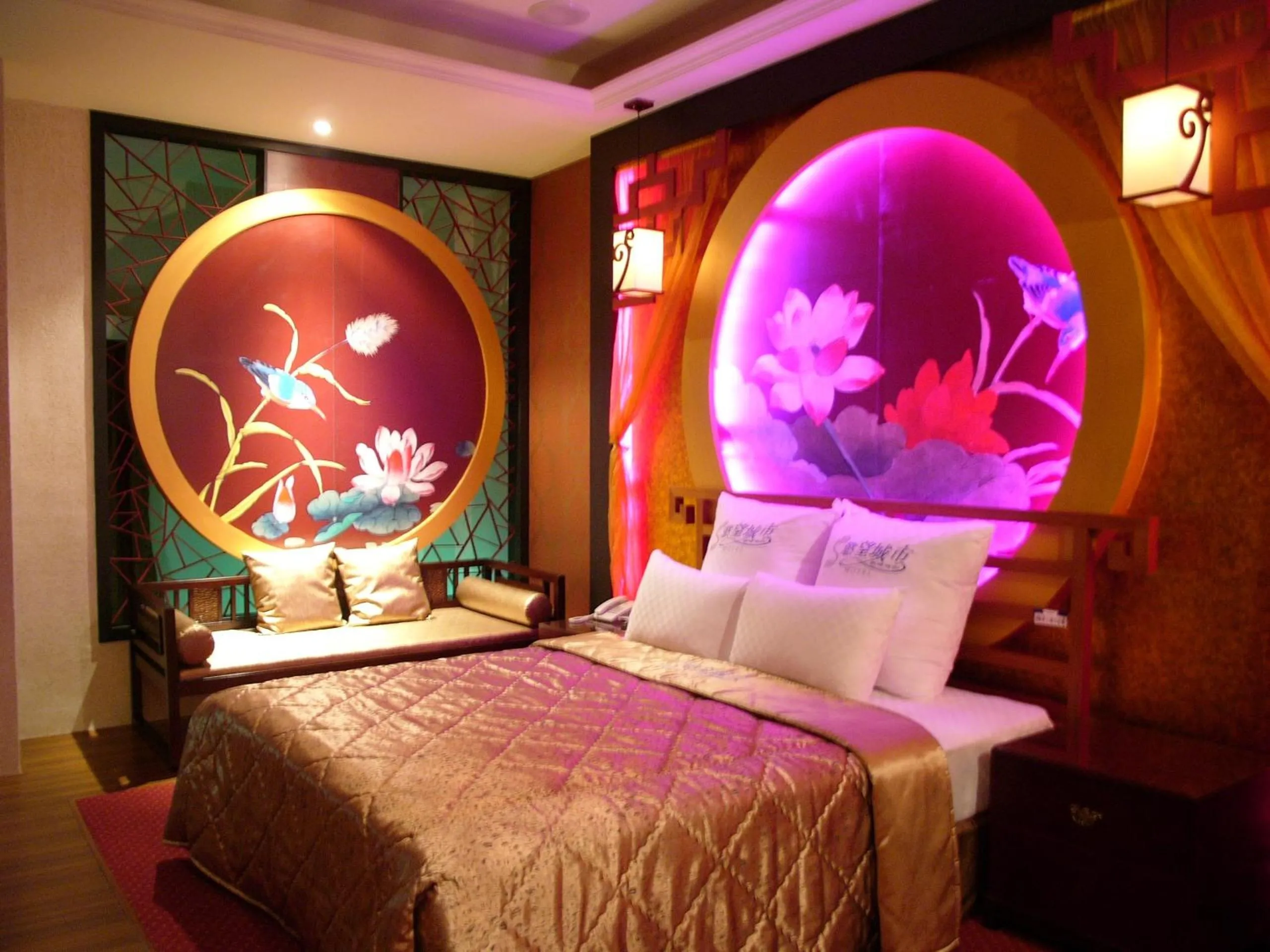 Bed in Sexy City Motel
