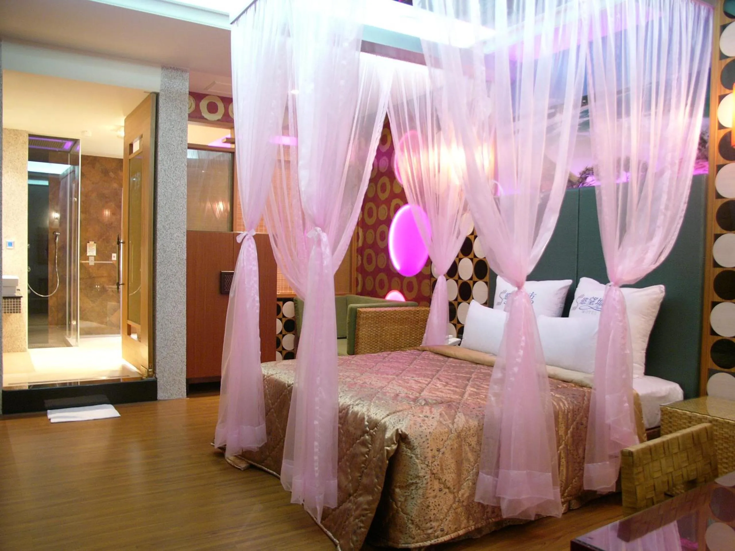 Bed in Sexy City Motel