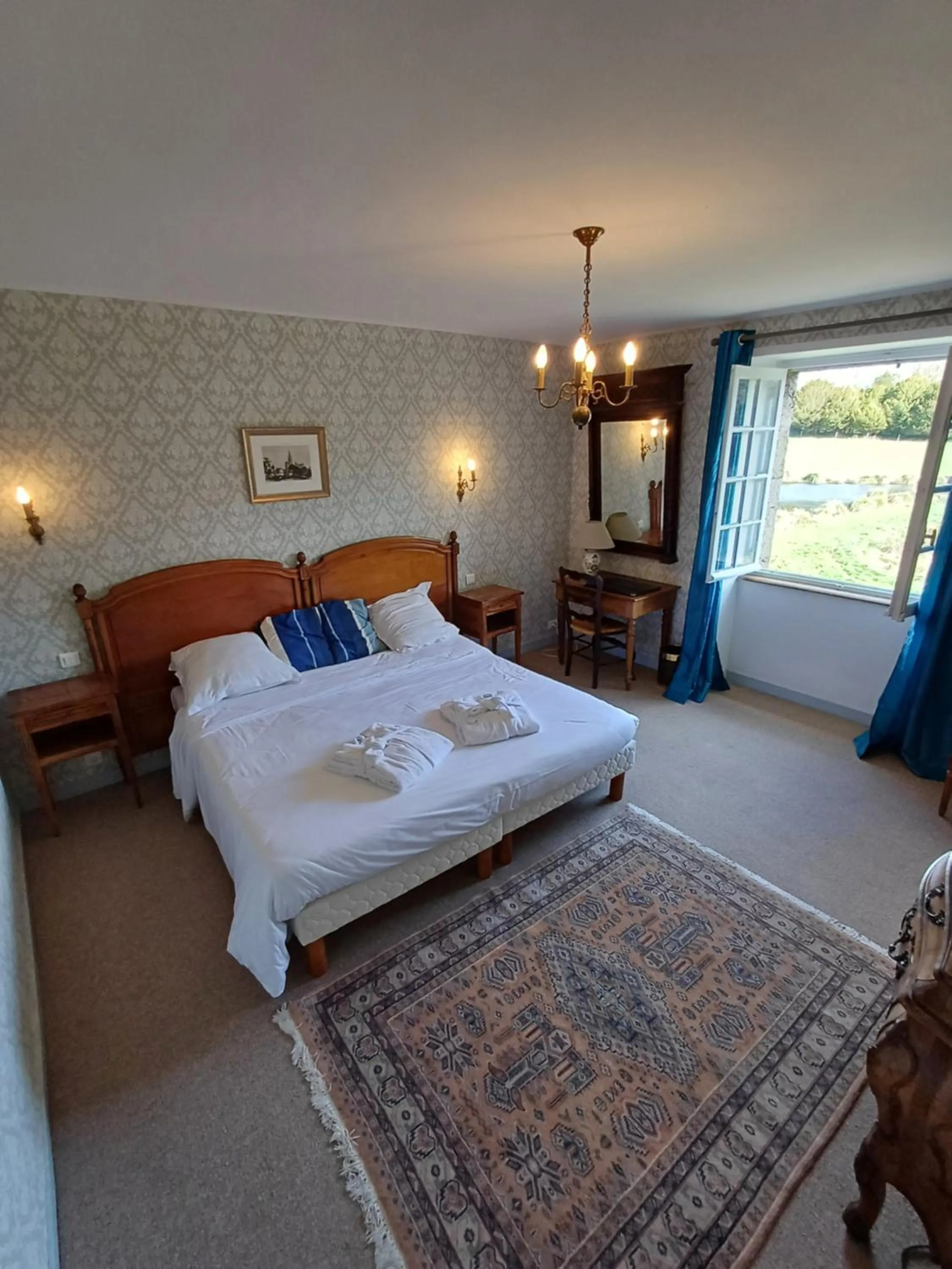 Photo of the whole room, Bed in Manoir Du Stang