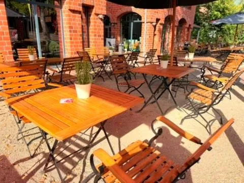 Restaurant/places to eat in Hotel Village