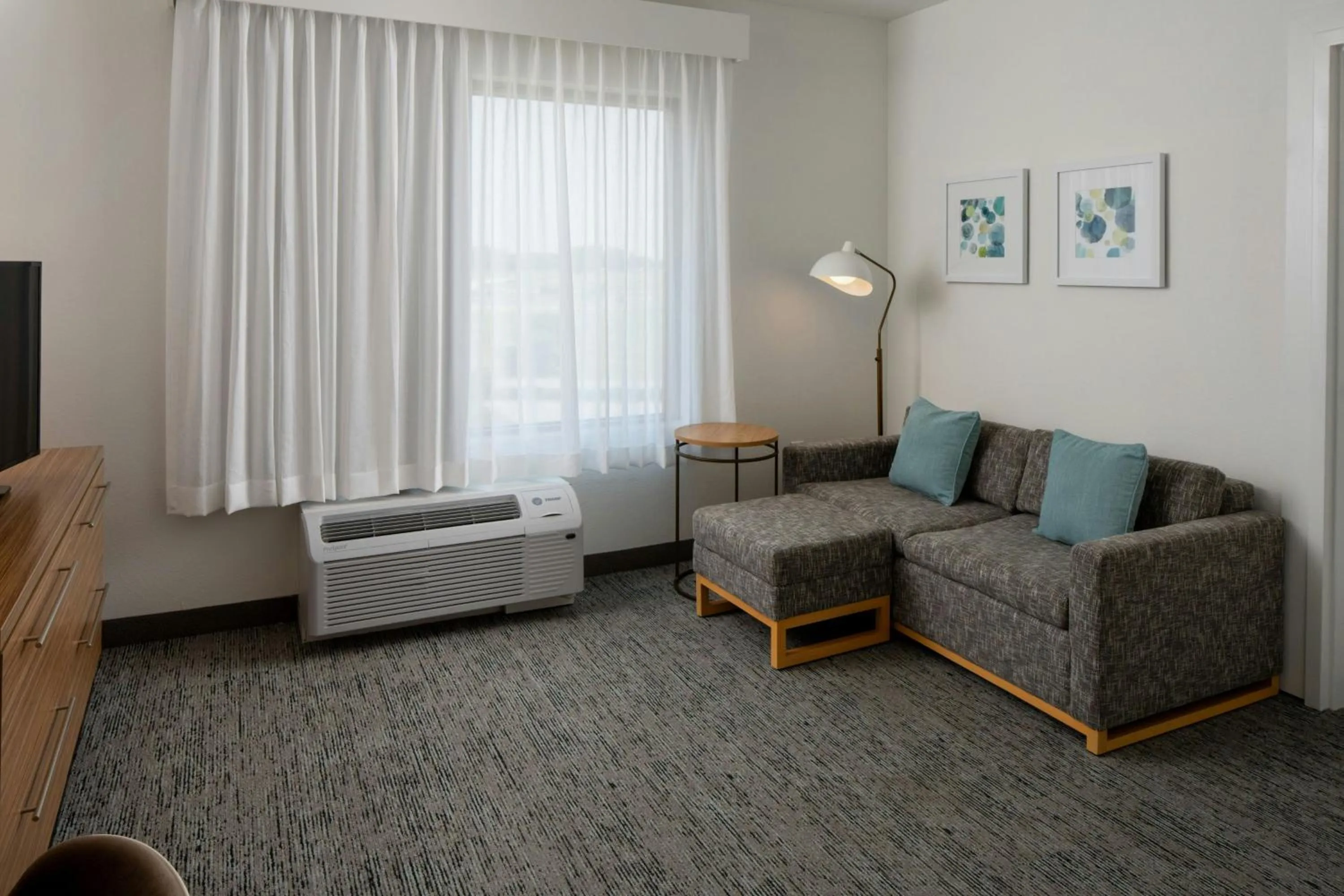 Living room in TownePlace Suites by Marriott Foley at OWA