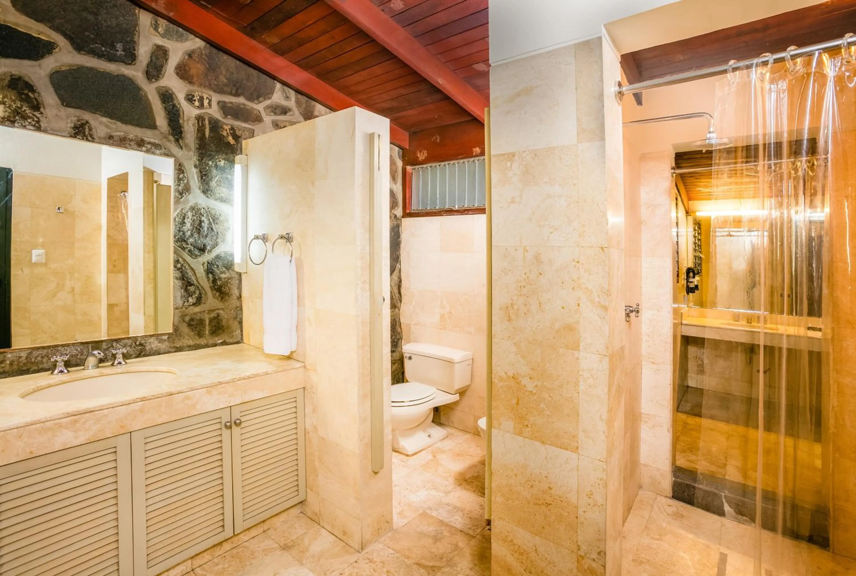 Shower in Decameron El Pueblo