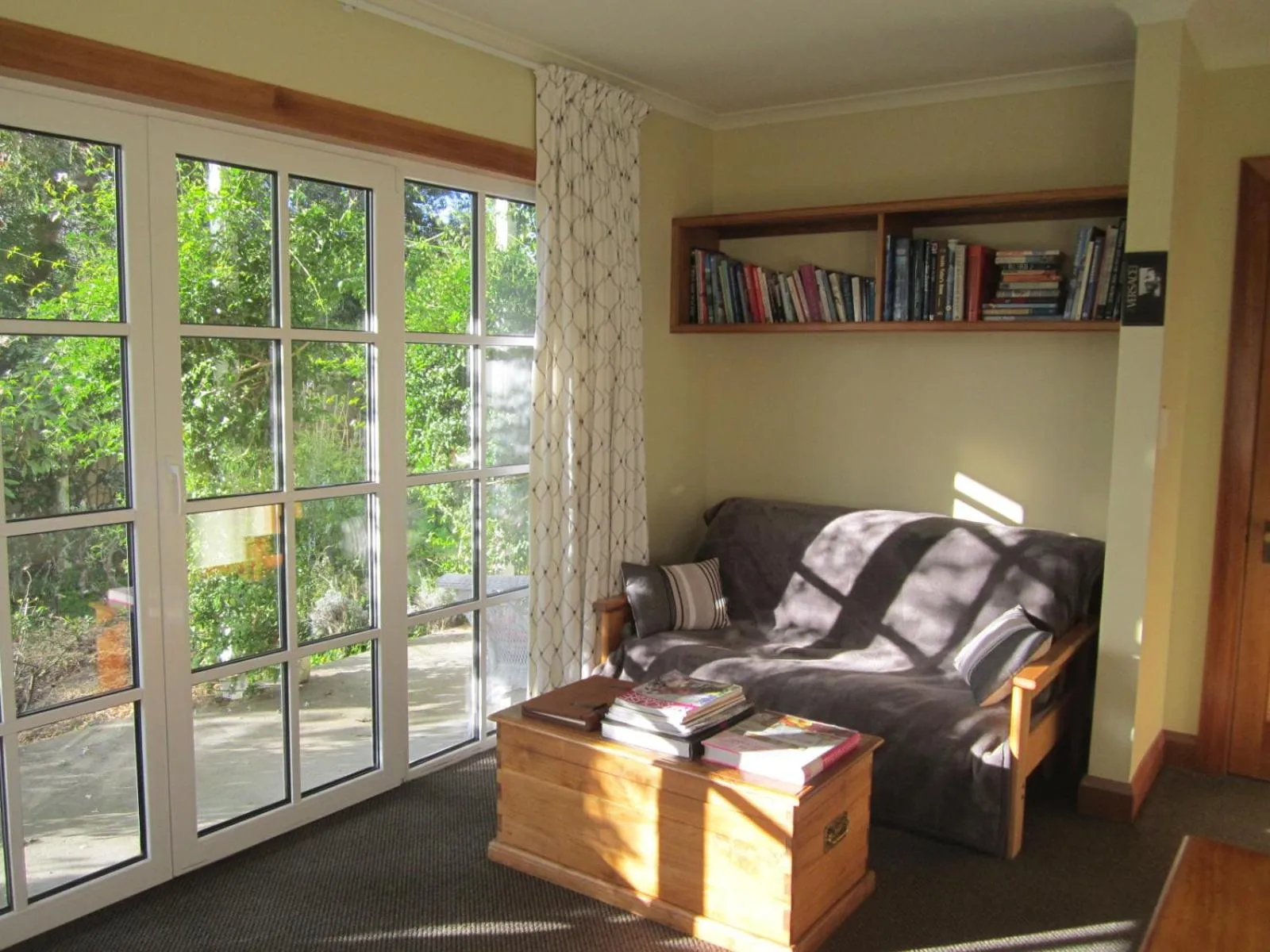 Living room in Magnolia Cottage