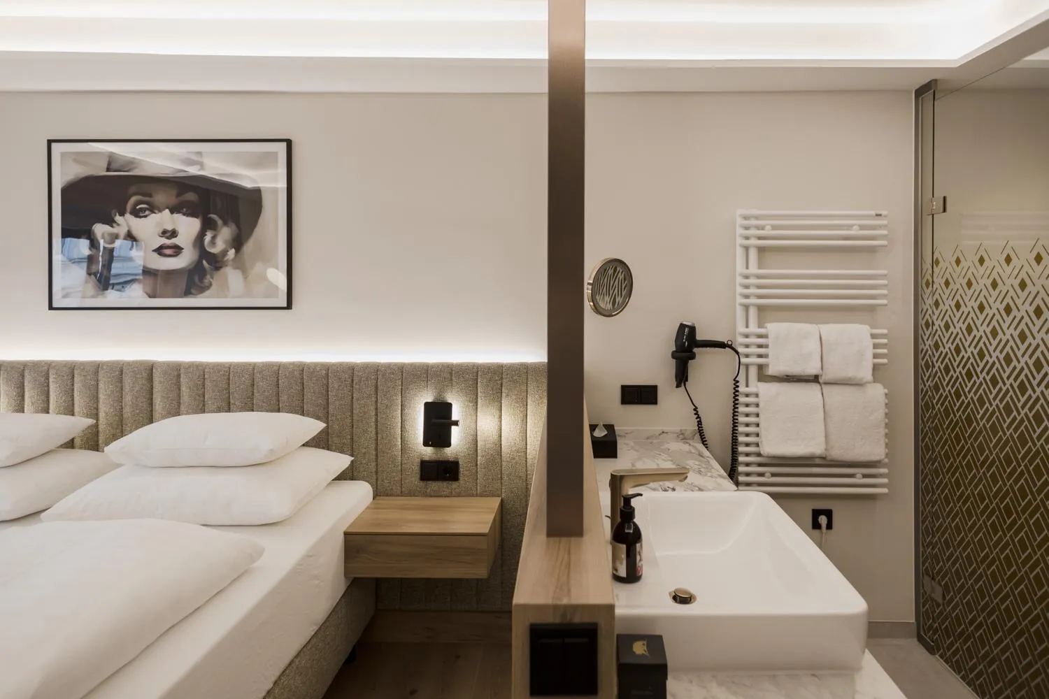 Photo of the whole room, Bed in Hotel Schwarzer Bär