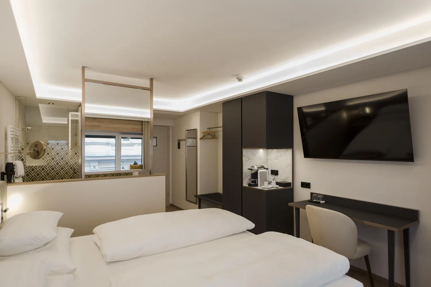 Photo of the whole room, Bed in Hotel Schwarzer Bär