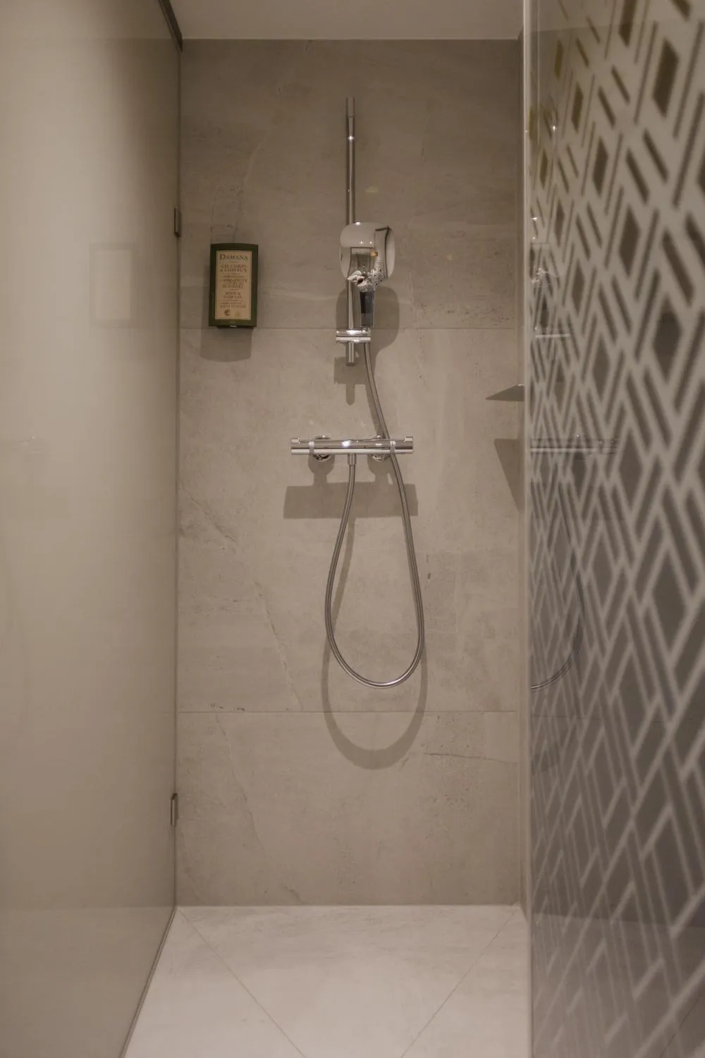 Shower in Hotel Schwarzer Bär