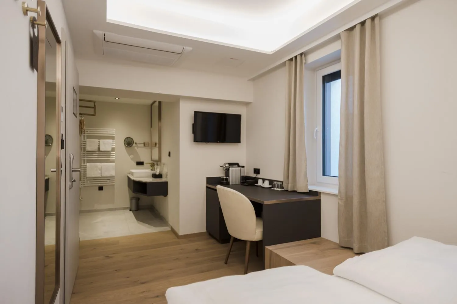 Bedroom, Bed in Hotel Schwarzer Bär