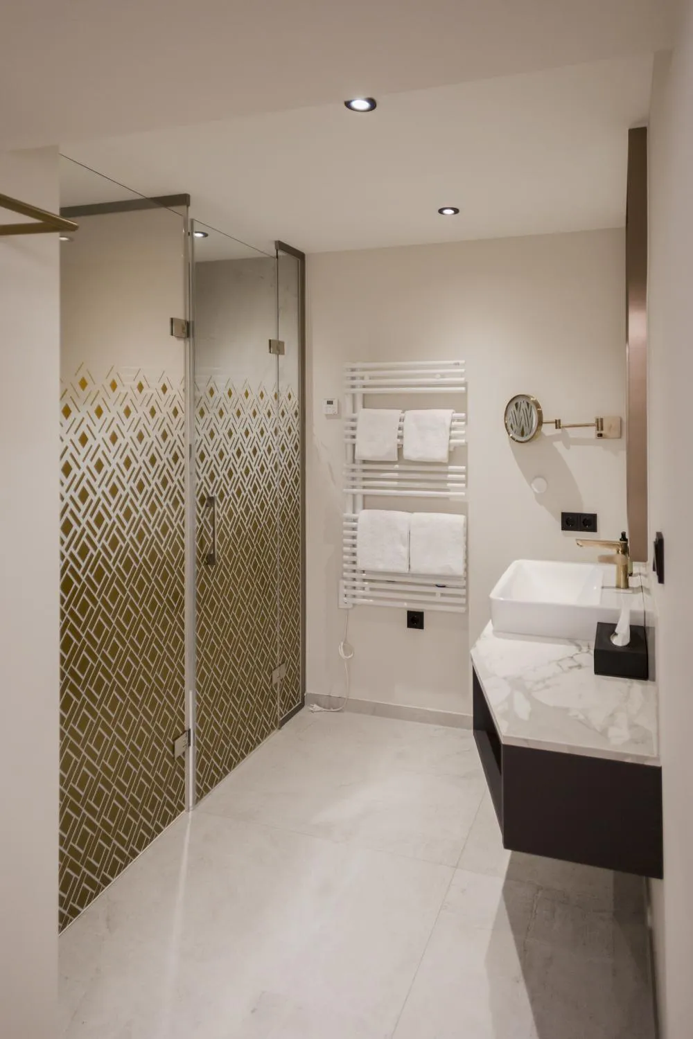 Shower in Hotel Schwarzer Bär