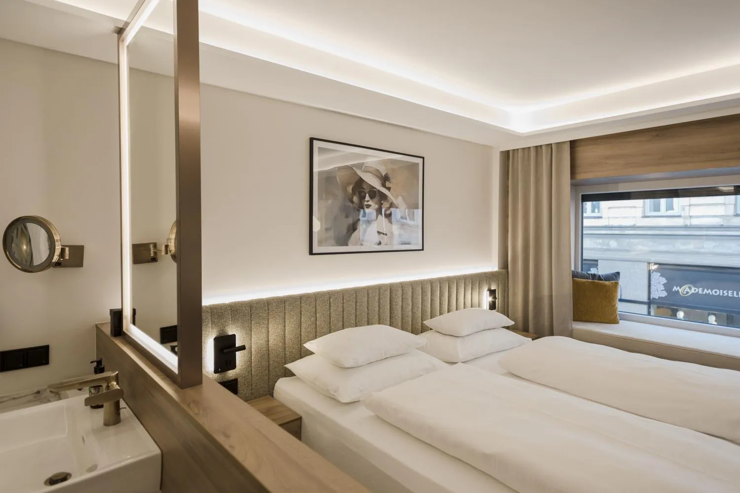 Photo of the whole room, Bed in Hotel Schwarzer Bär