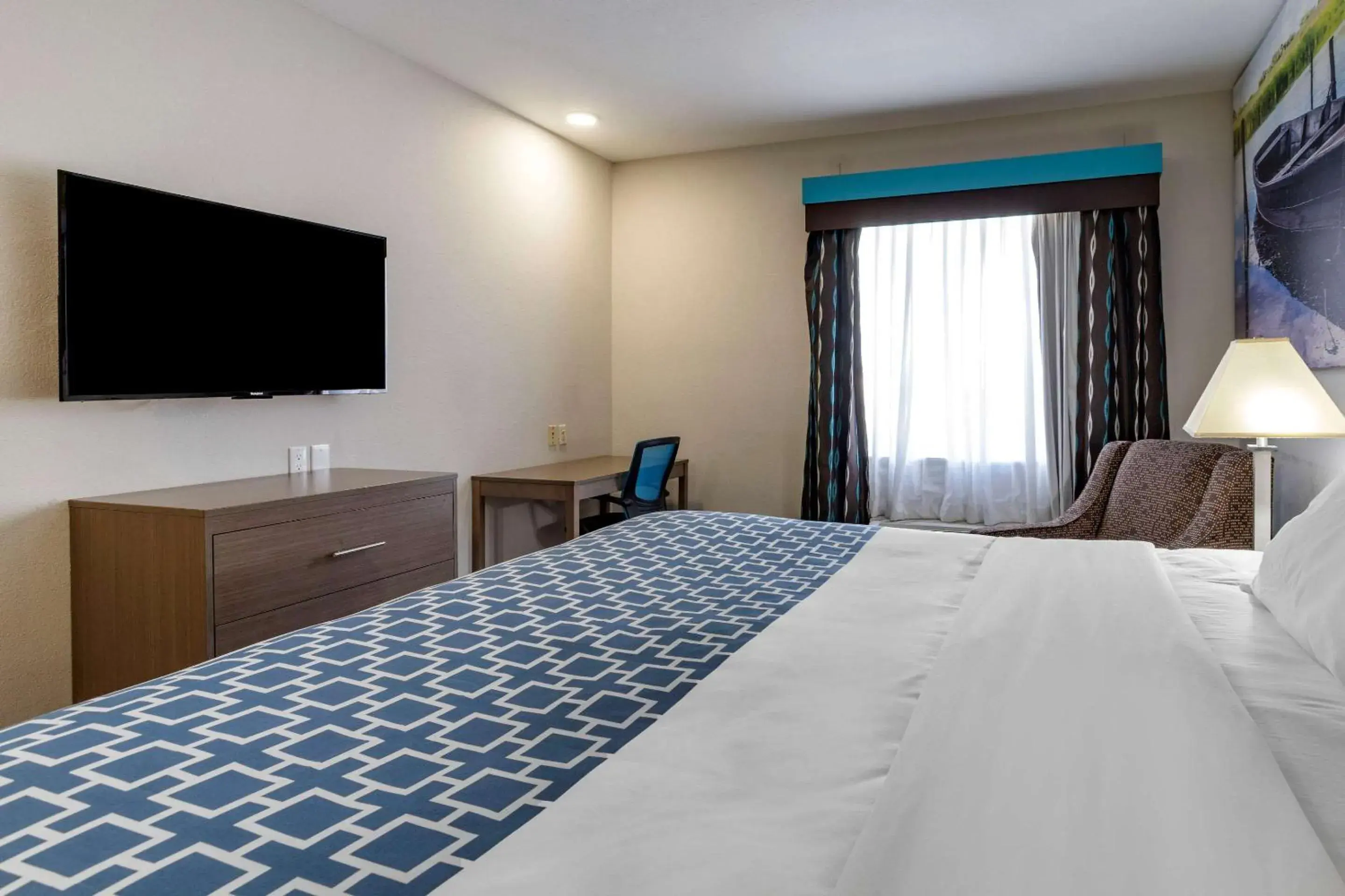 Bedroom, Bed in Clarion Pointe Sulphur - Lake Charles Bedroom, Bed in Clarion Pointe Sulphur - Lake Charles