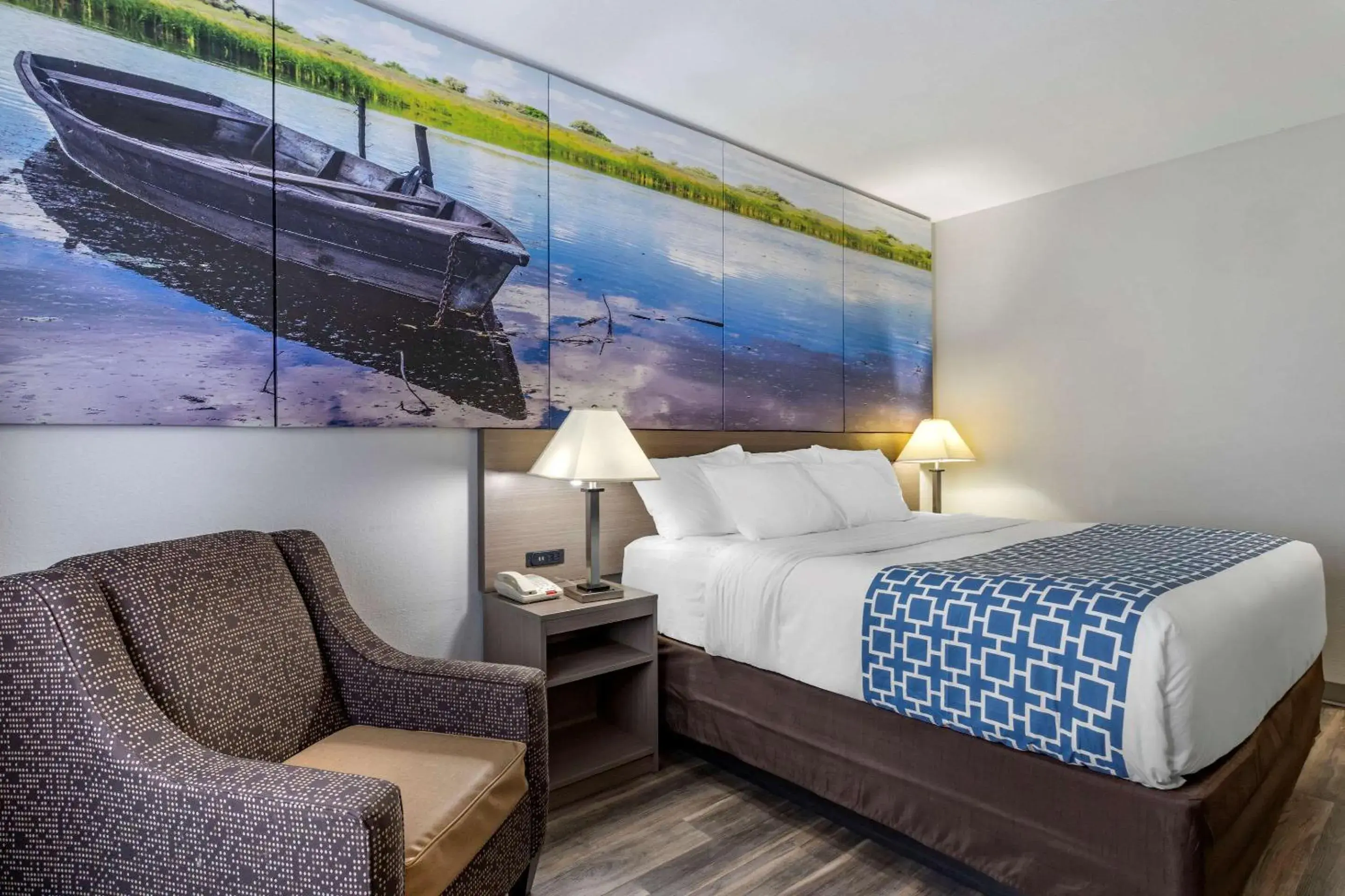 Bedroom, Bed in Clarion Pointe Sulphur - Lake Charles Bedroom, Bed in Clarion Pointe Sulphur - Lake Charles