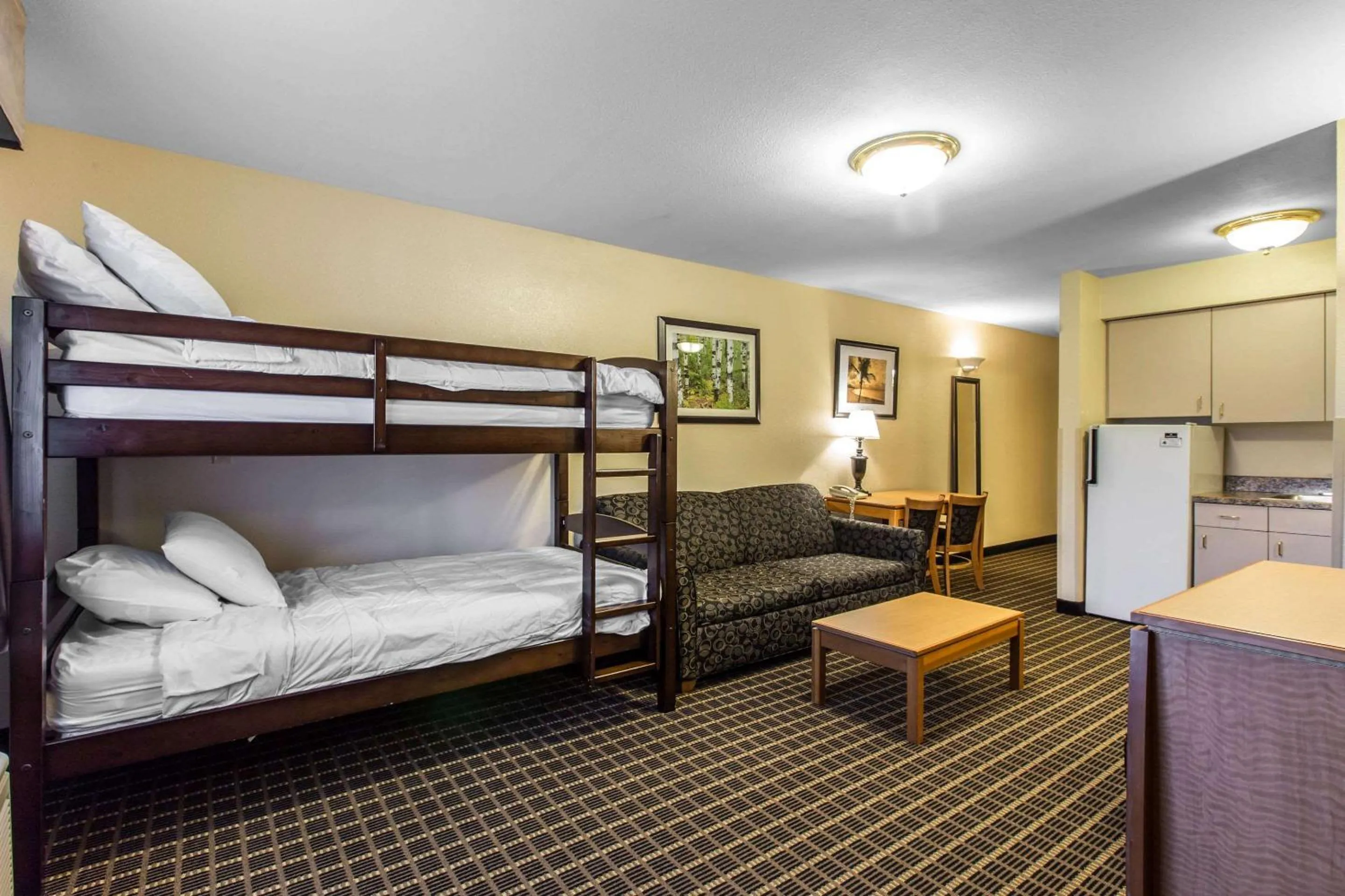 Photo of the whole room, Bed in Quality Inn and Suites Silverthorne - Copper Mountain
