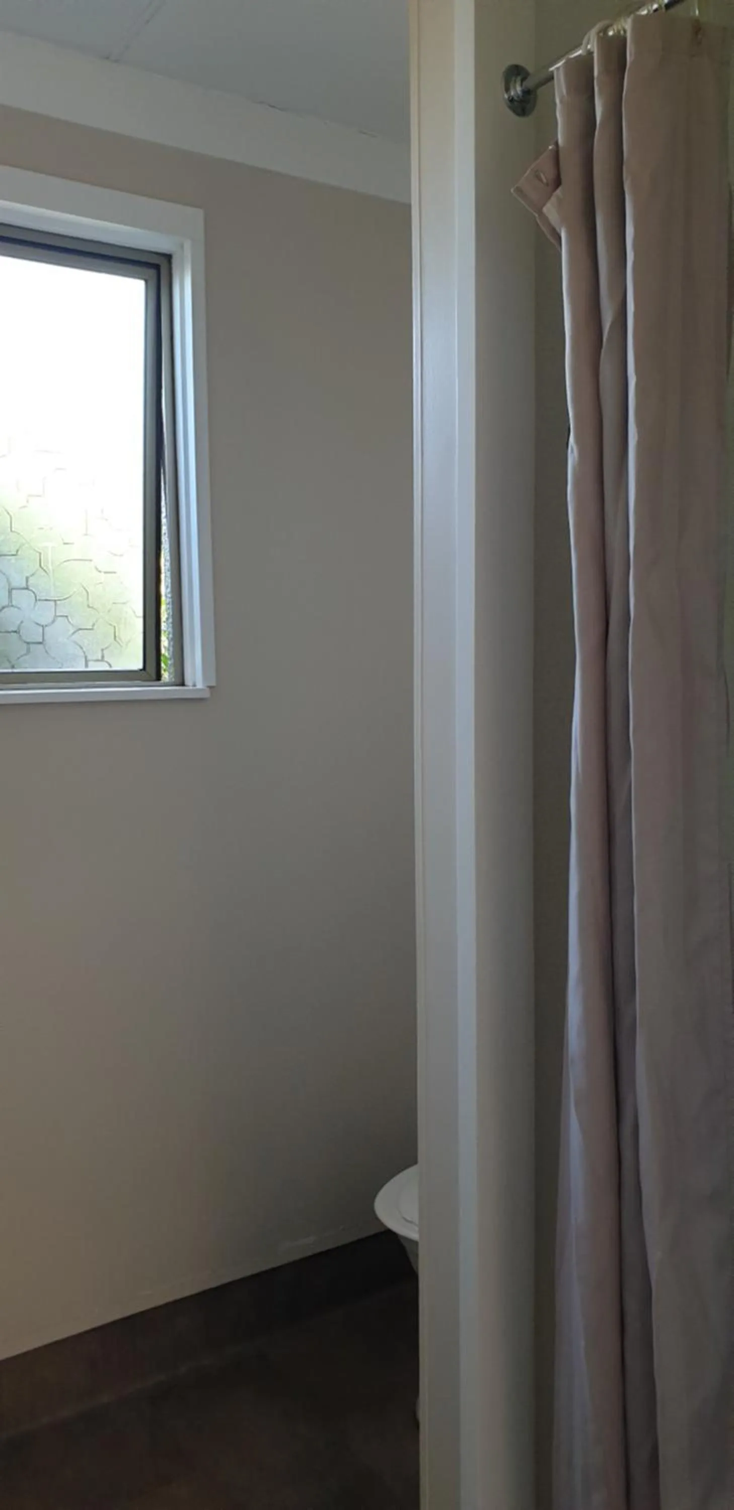 Bathroom in Commodore Motor Lodge