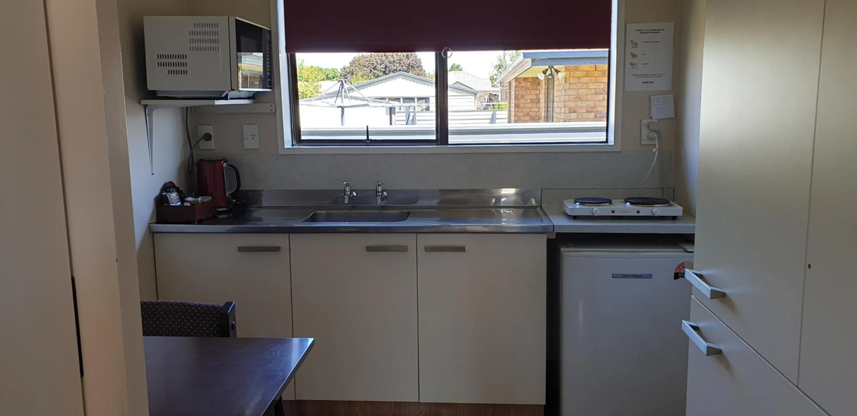 Kitchen or kitchenette in Commodore Motor Lodge