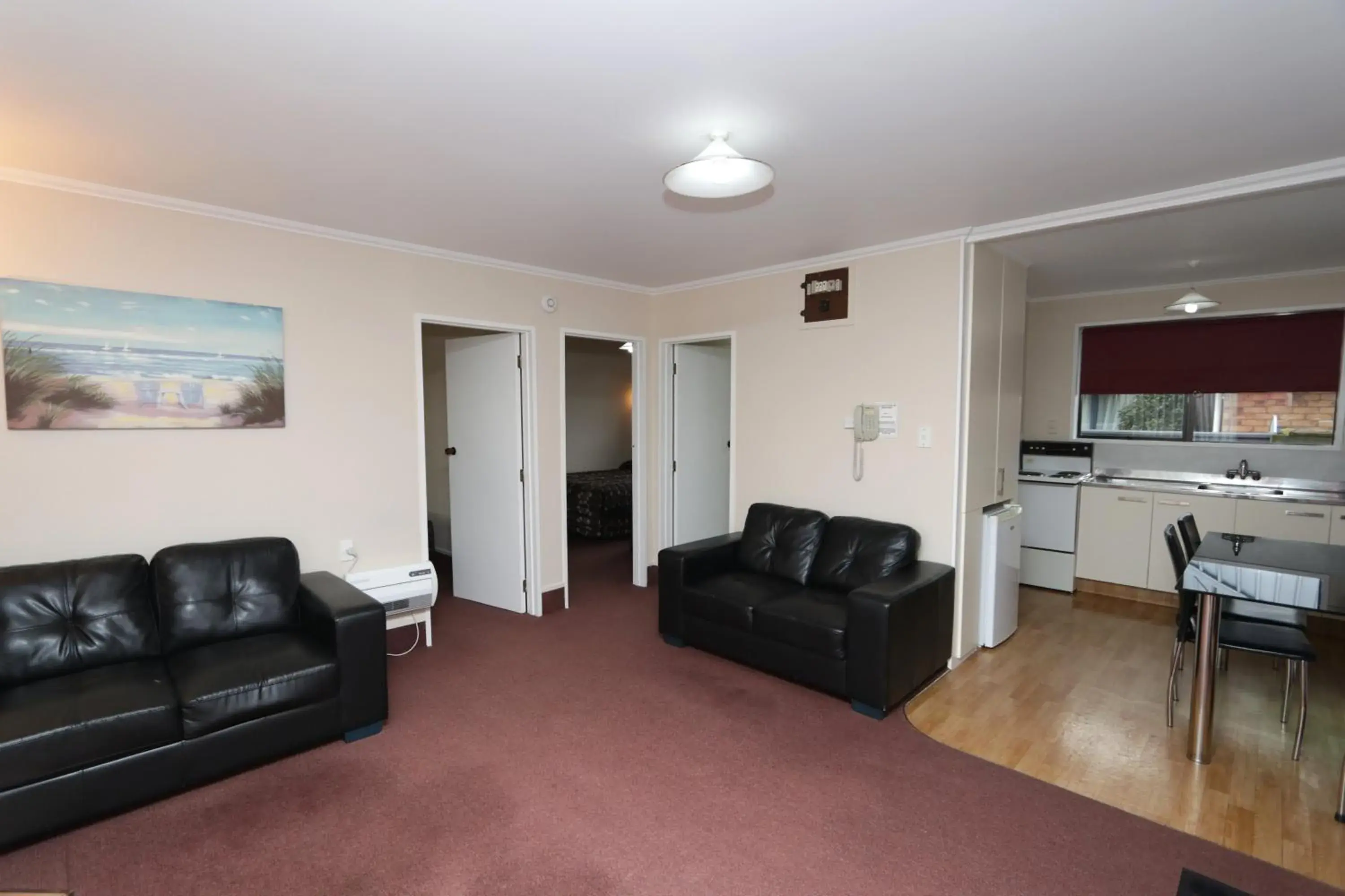 Family Two-Bedroom Apartment in Commodore Motor Lodge Family Two-Bedroom Apartment in Commodore Motor Lodge