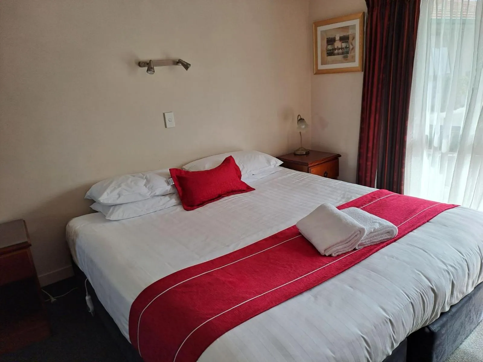 Bed in Commodore Motor Lodge