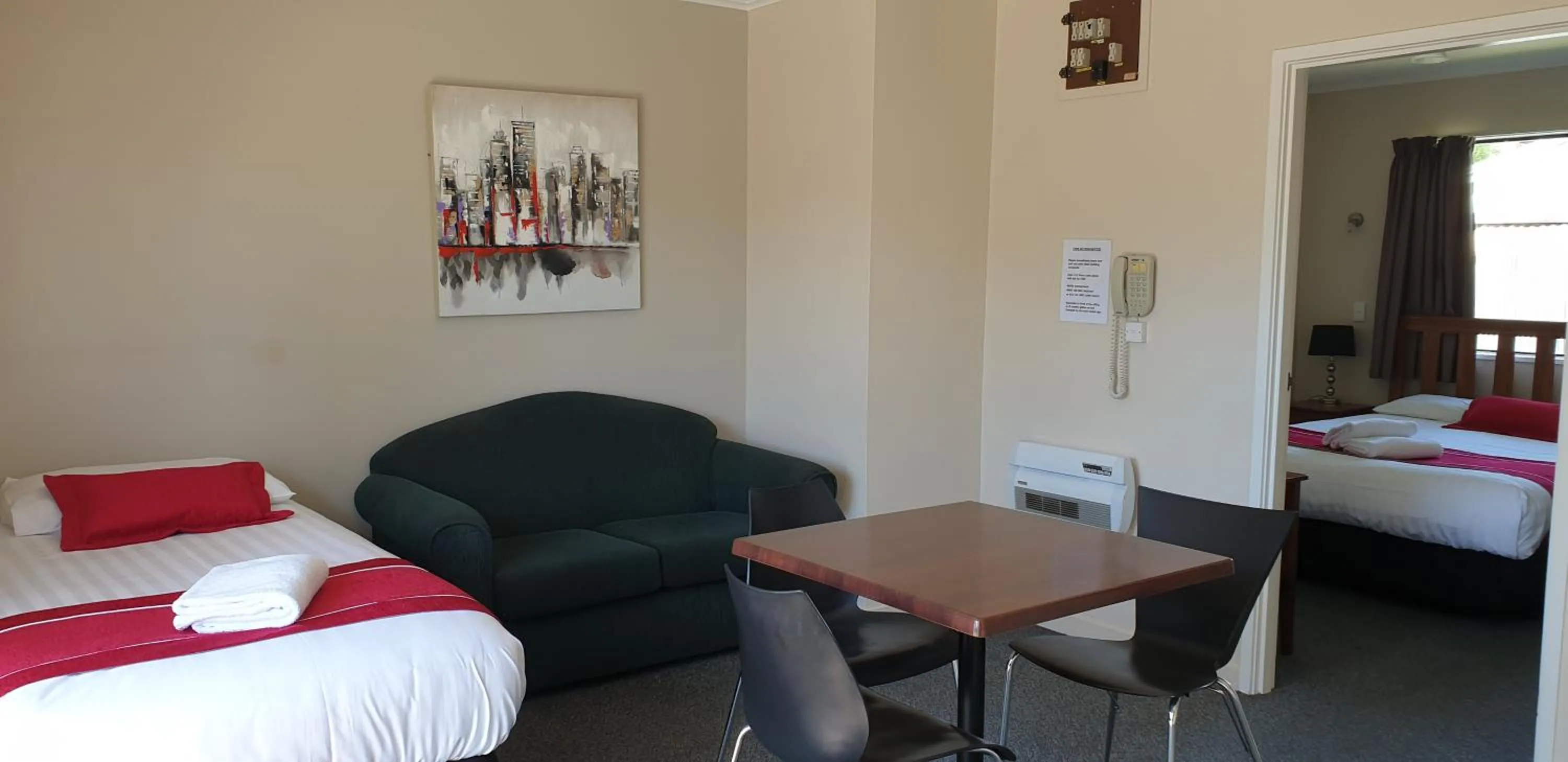 Seating area, Bed in Commodore Motor Lodge