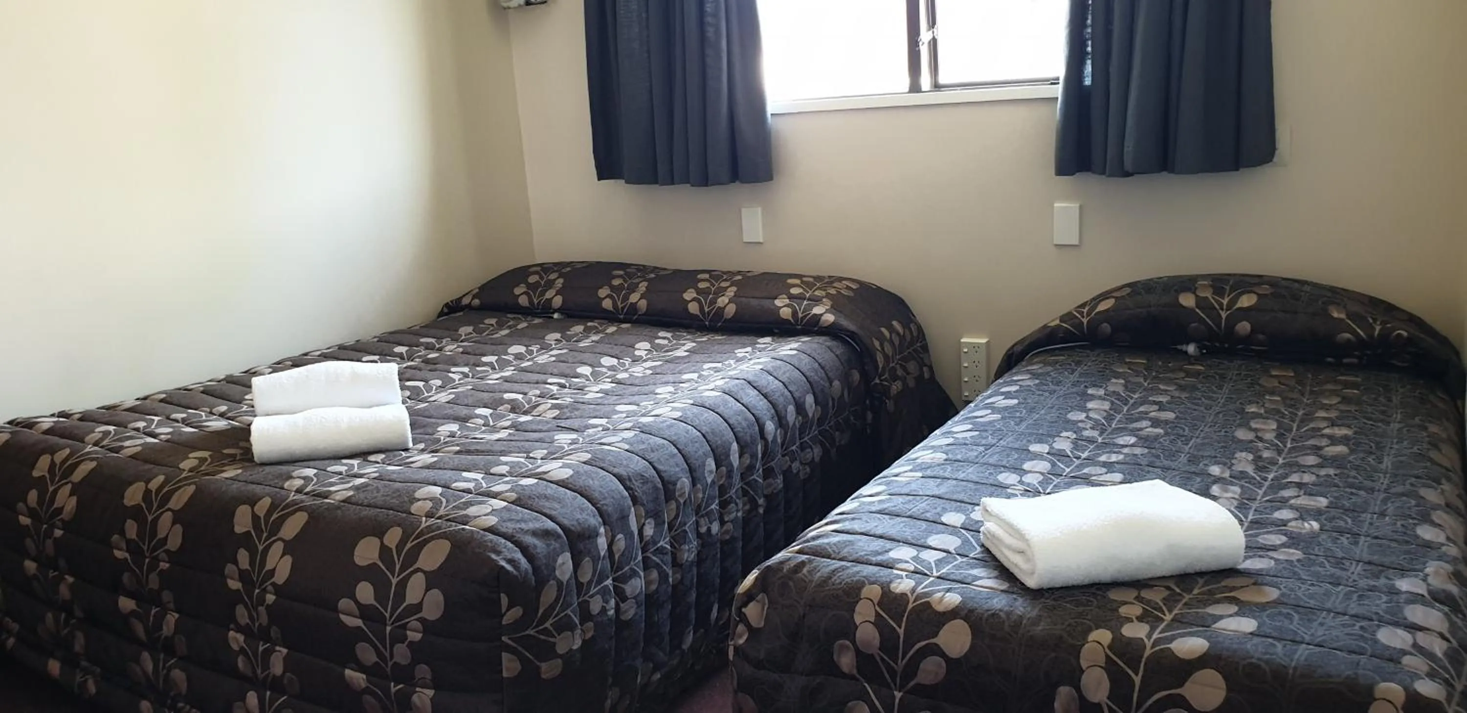 Bedroom, Bed in Commodore Motor Lodge