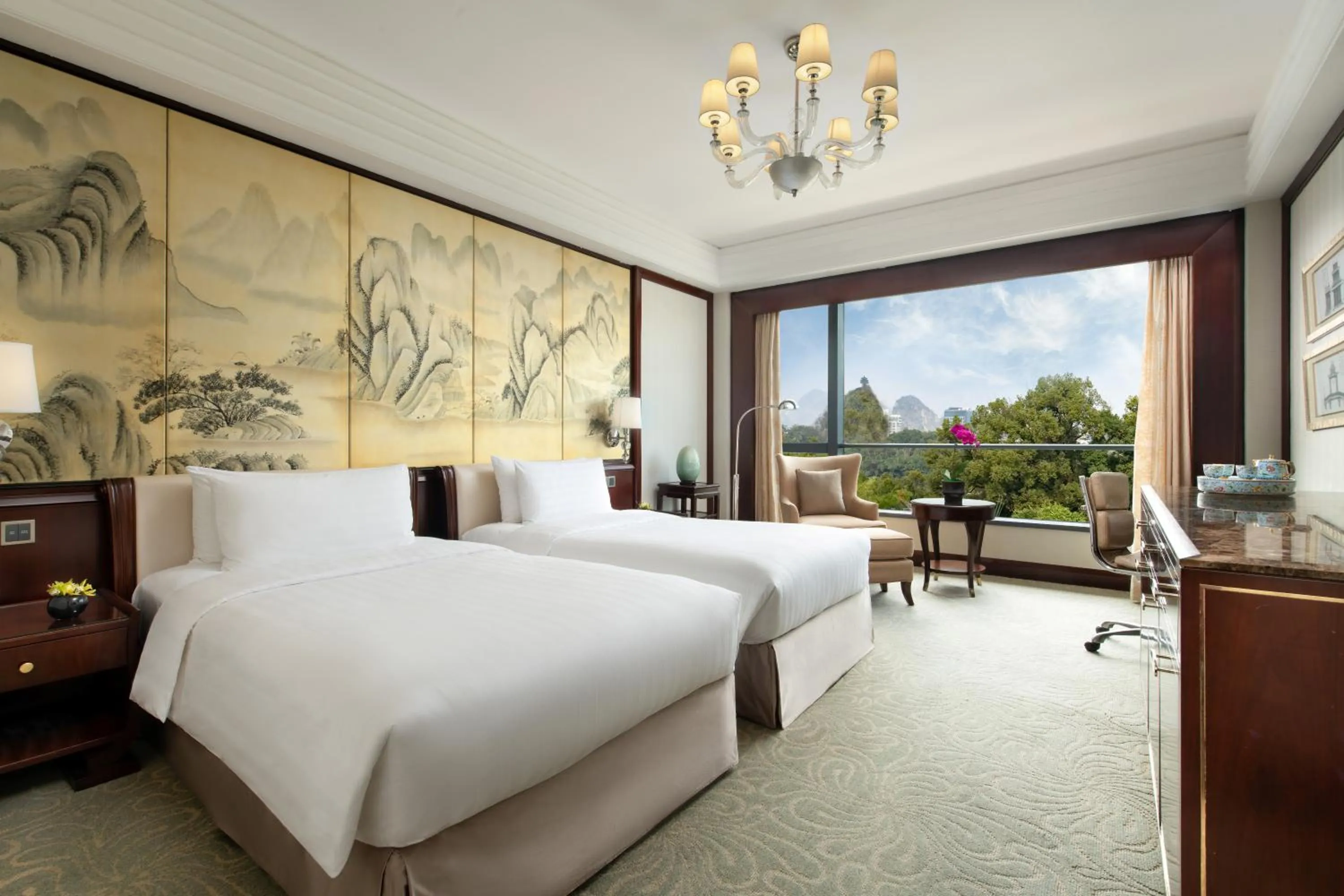 Photo of the whole room, Bed in Shangri-La Guilin