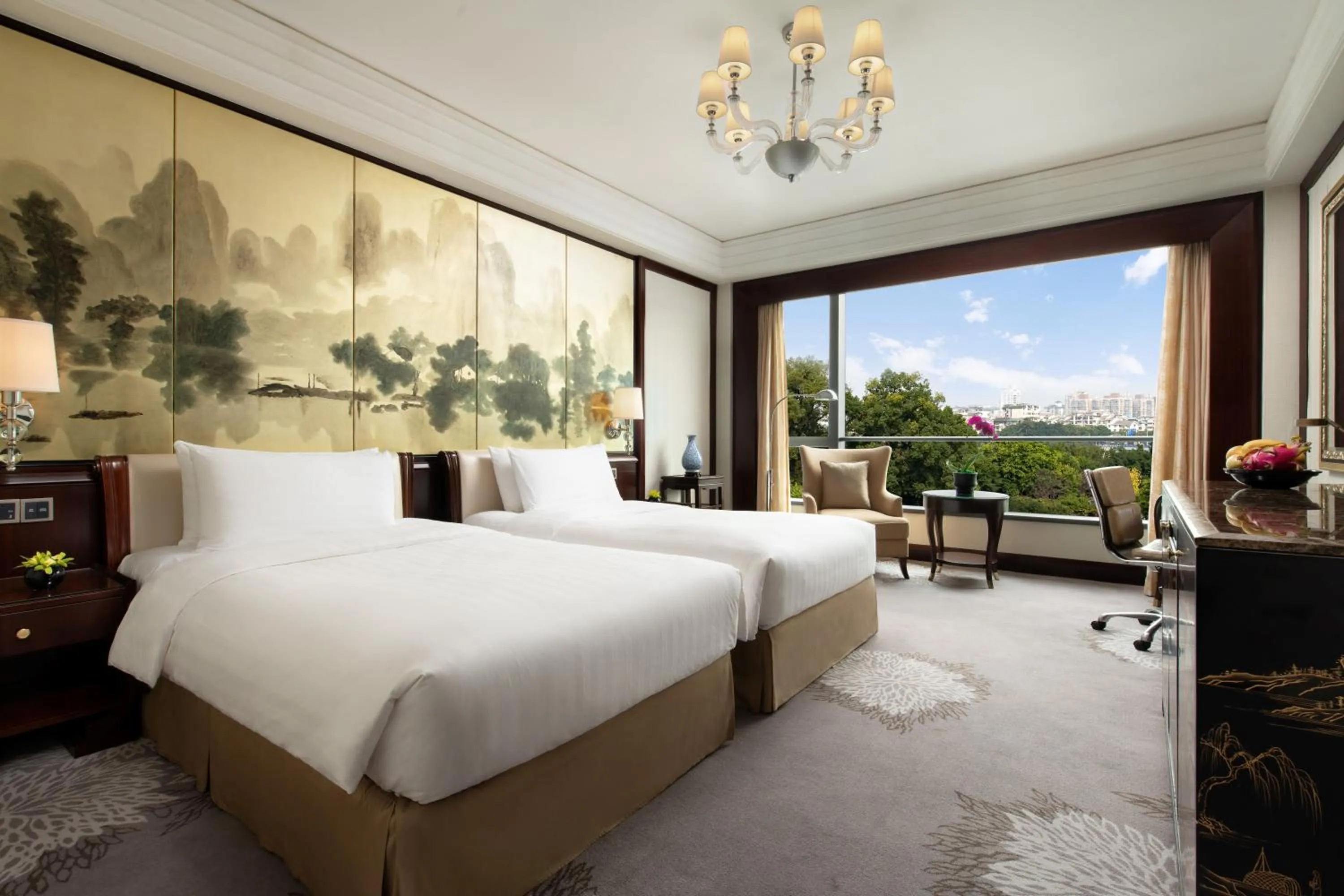 Photo of the whole room, Bed in Shangri-La Guilin
