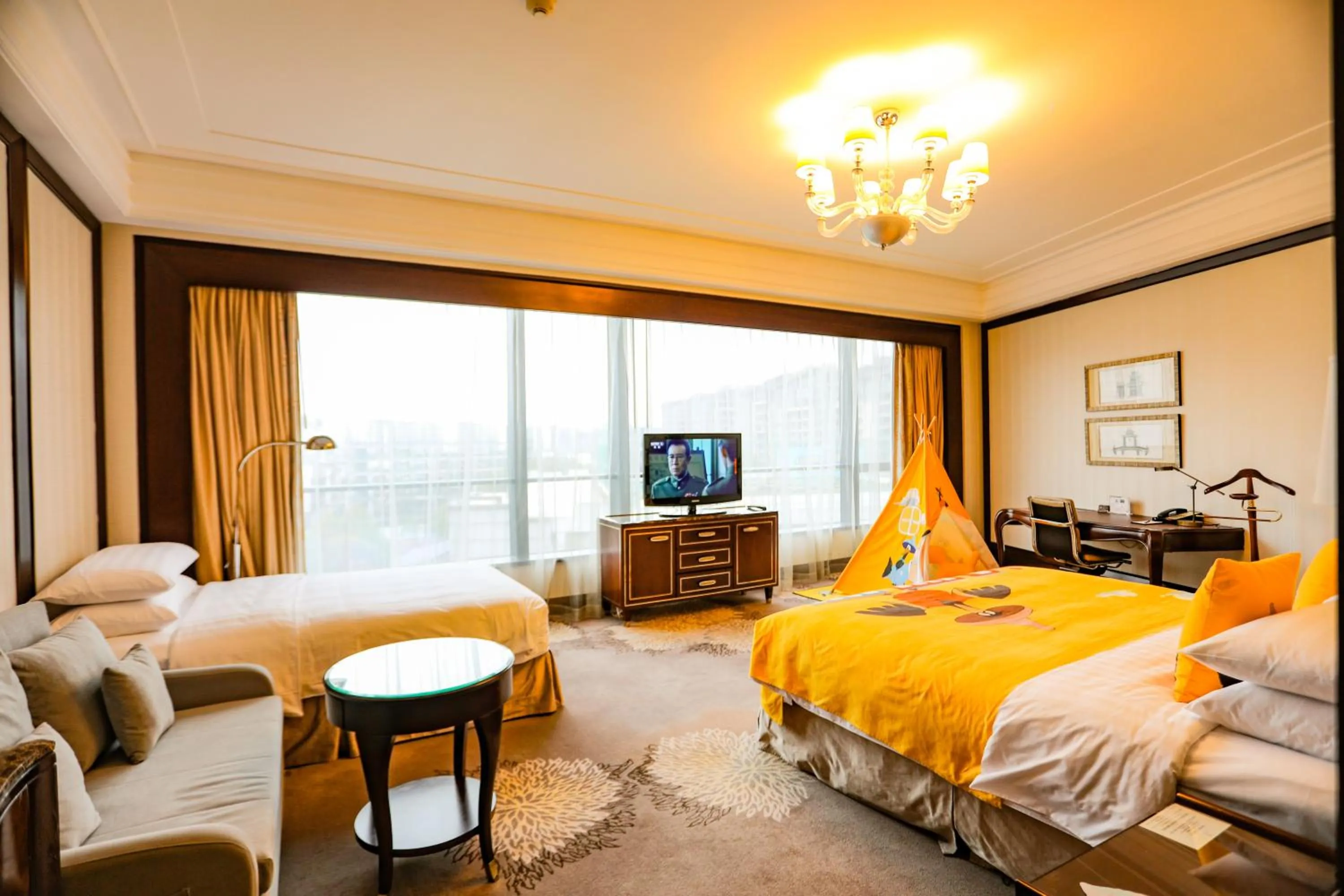 Bed in Shangri-La Guilin