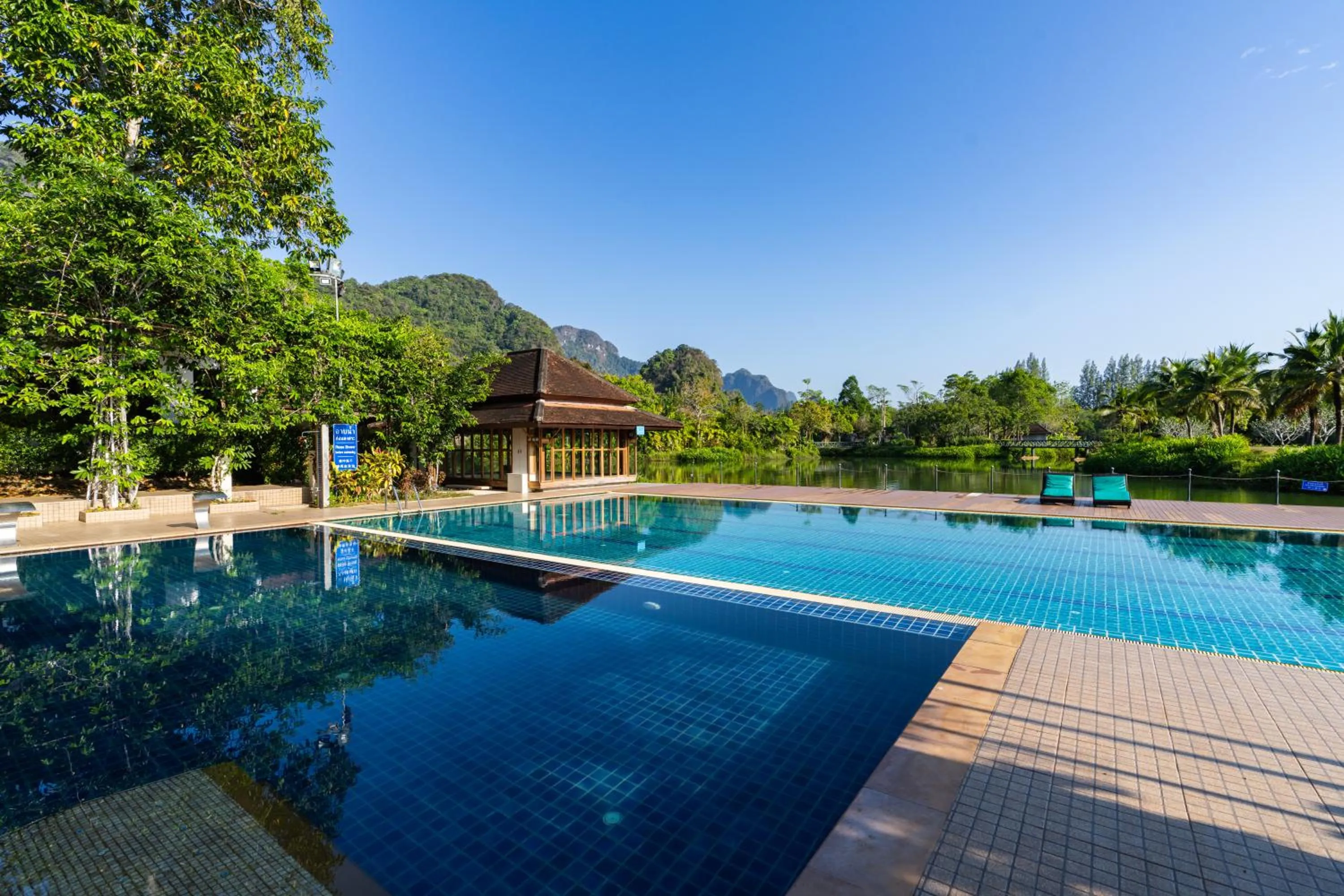 Swimming pool in Bor Saen Pool Villa
