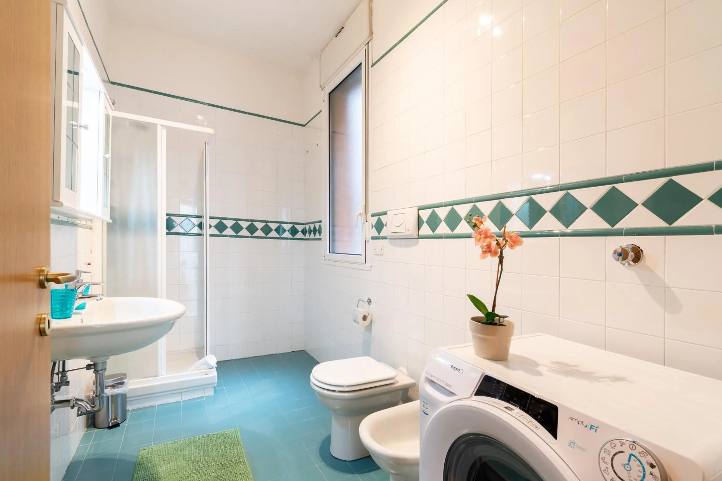 Bathroom in 4 Star Family & Friends Apt - Self Check-in