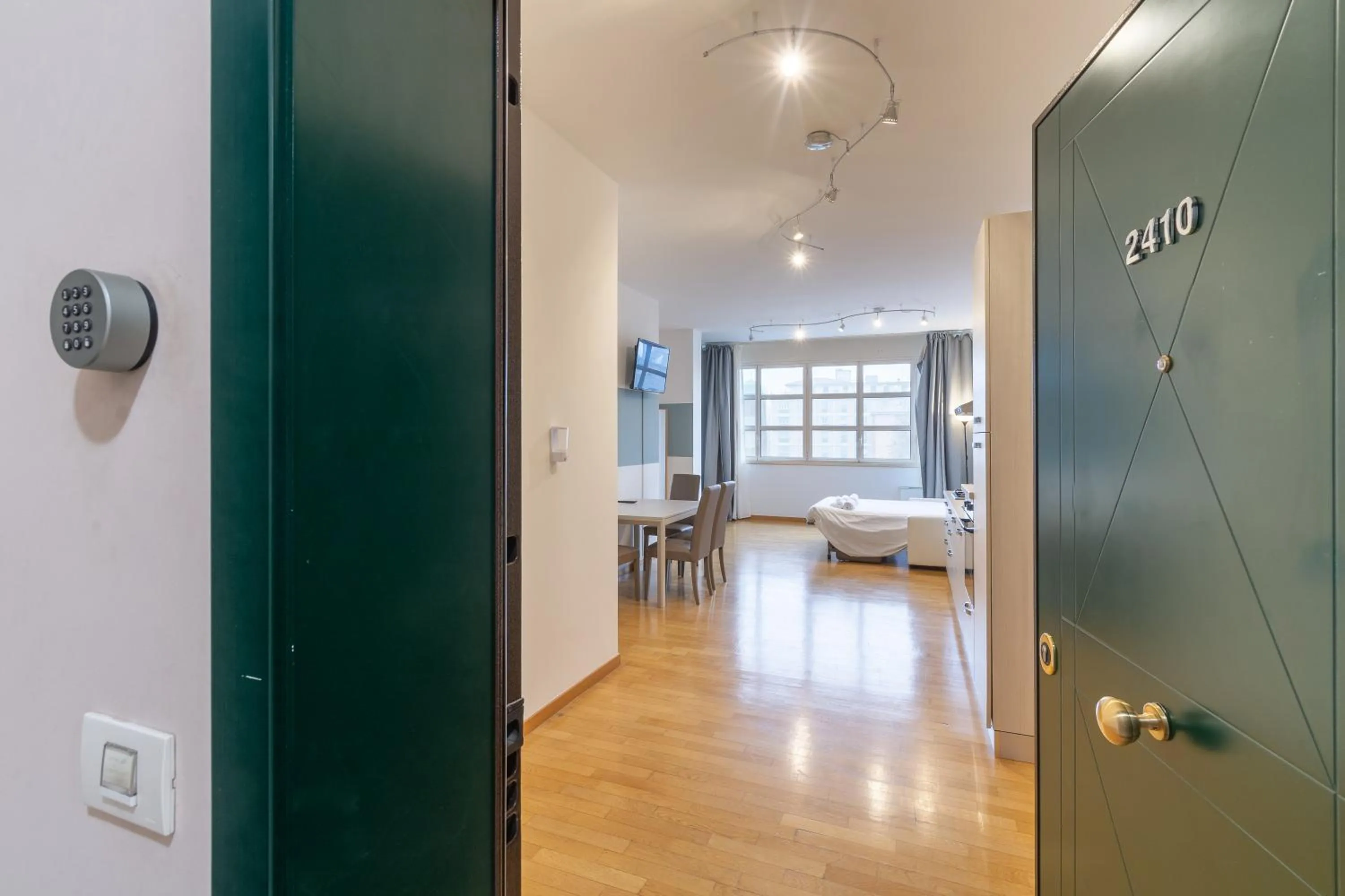 Bed in 4 Star Family & Friends Apt - Self Check-in