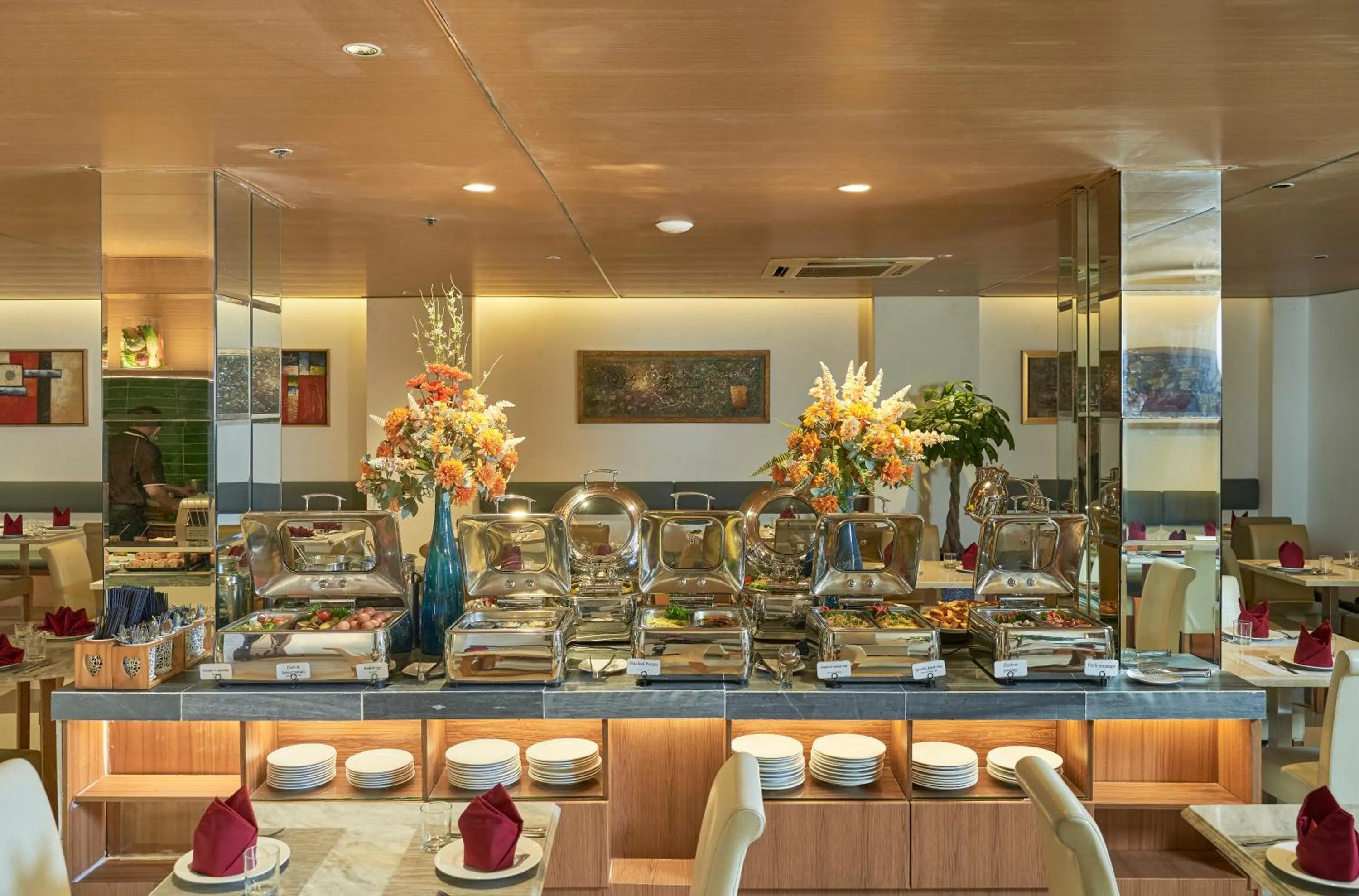 Restaurant/places to eat in Sky Gem Hotel - Ben Thanh