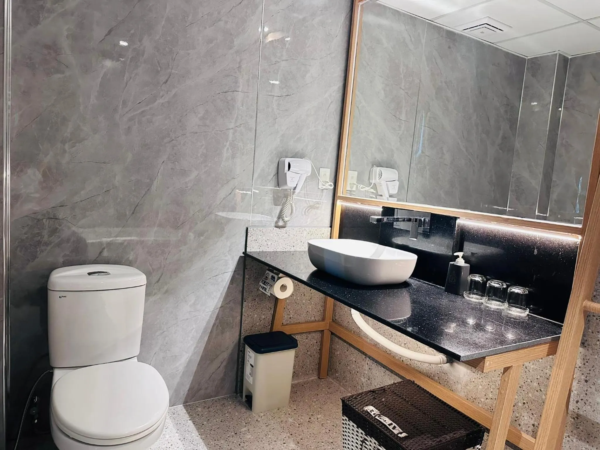 Toilet in Sky Gem Hotel - Ben Thanh