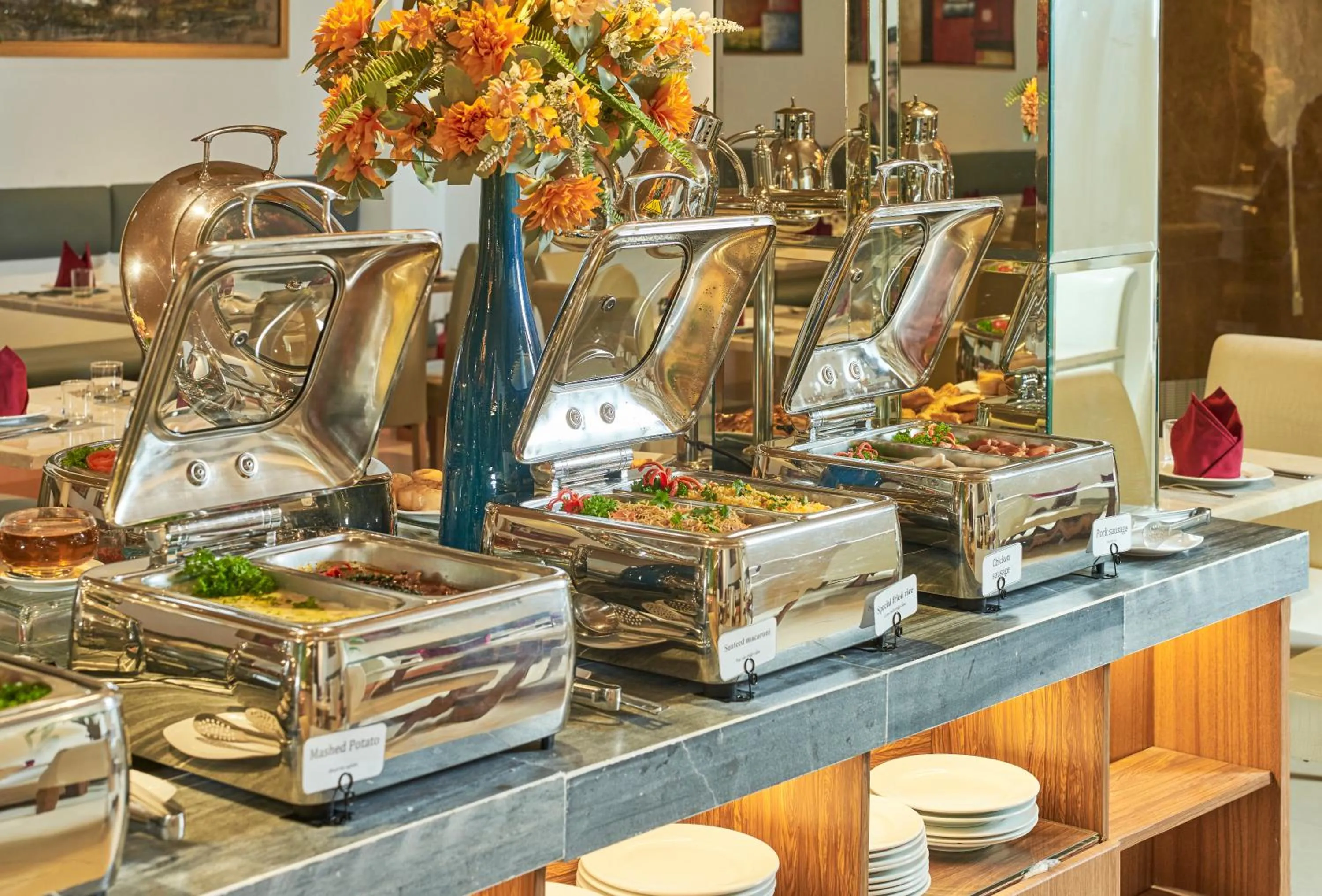 Restaurant/places to eat in Sky Gem Hotel - Ben Thanh