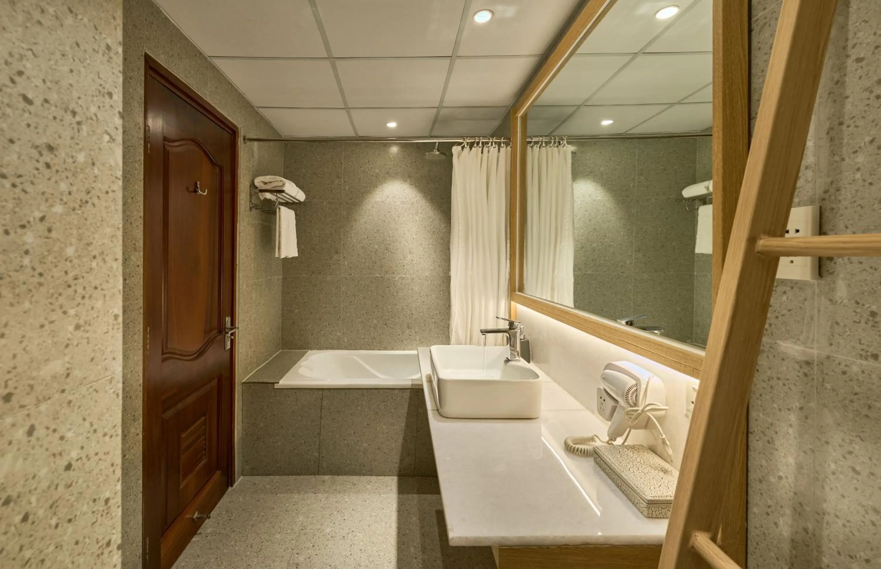 Toilet in Sky Gem Hotel - Ben Thanh