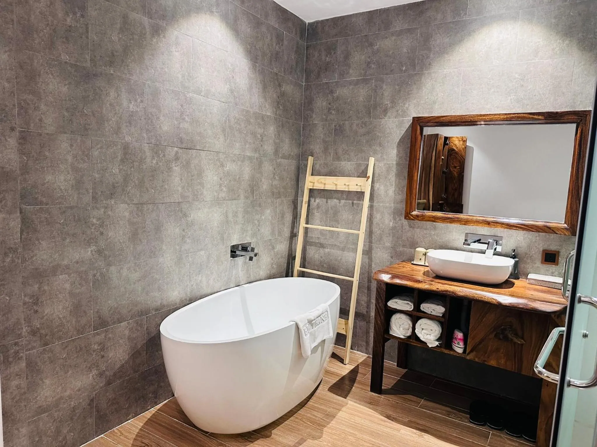 Toilet in Sky Gem Hotel - Ben Thanh