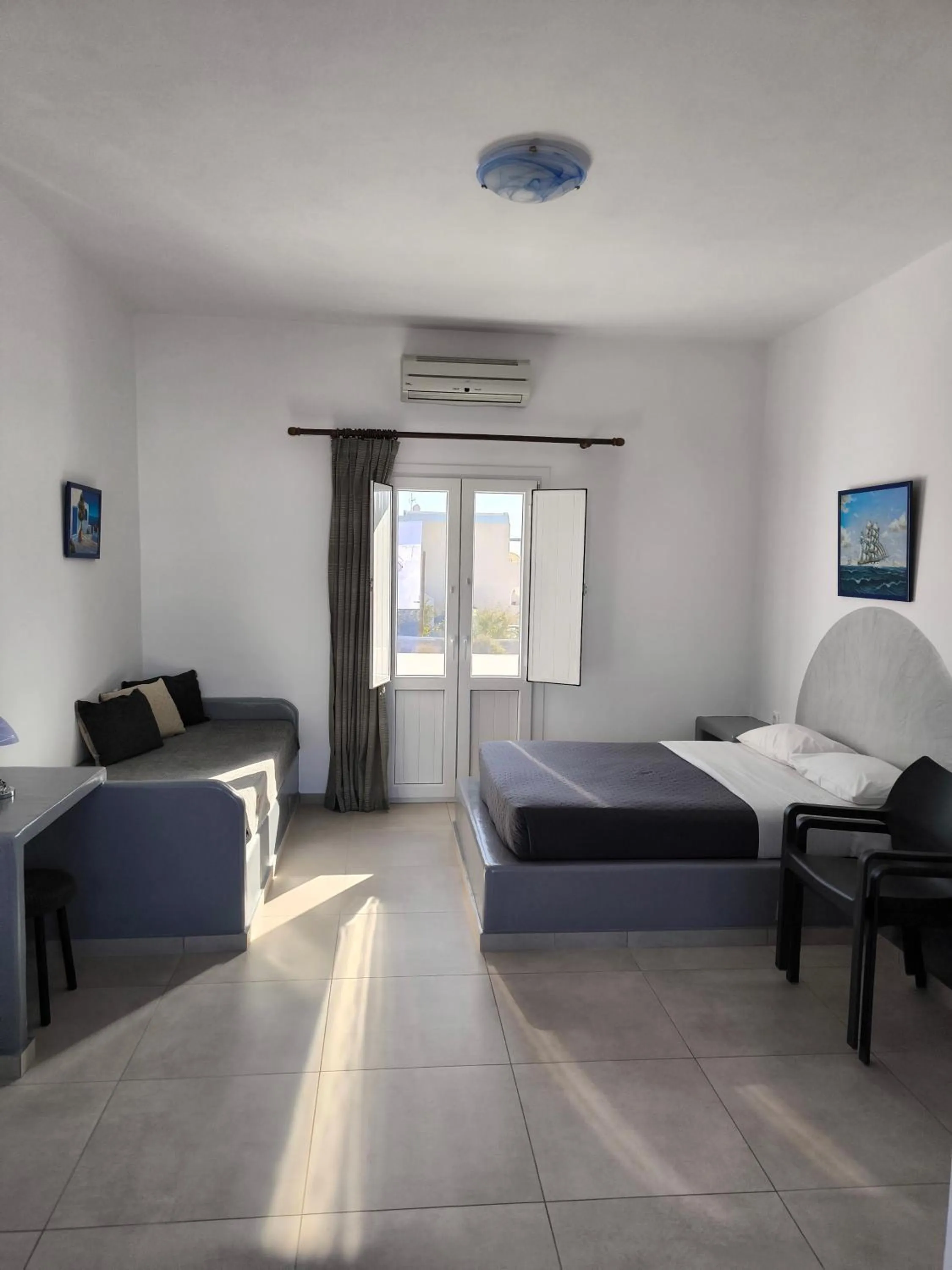 Photo of the whole room, Bed in Mary Rooms