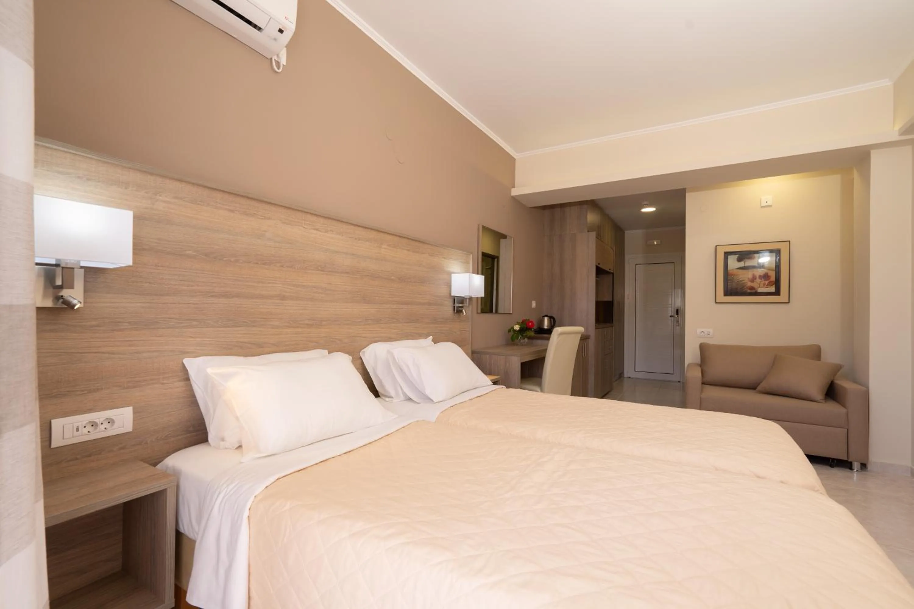 Photo of the whole room, Bed in Diamanto Complex