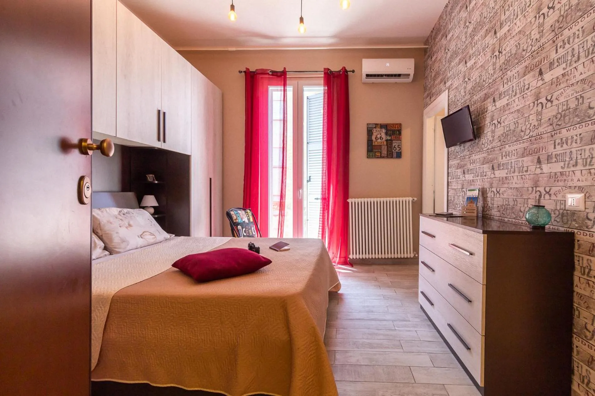 Photo of the whole room, Bed in La Casa Rosa