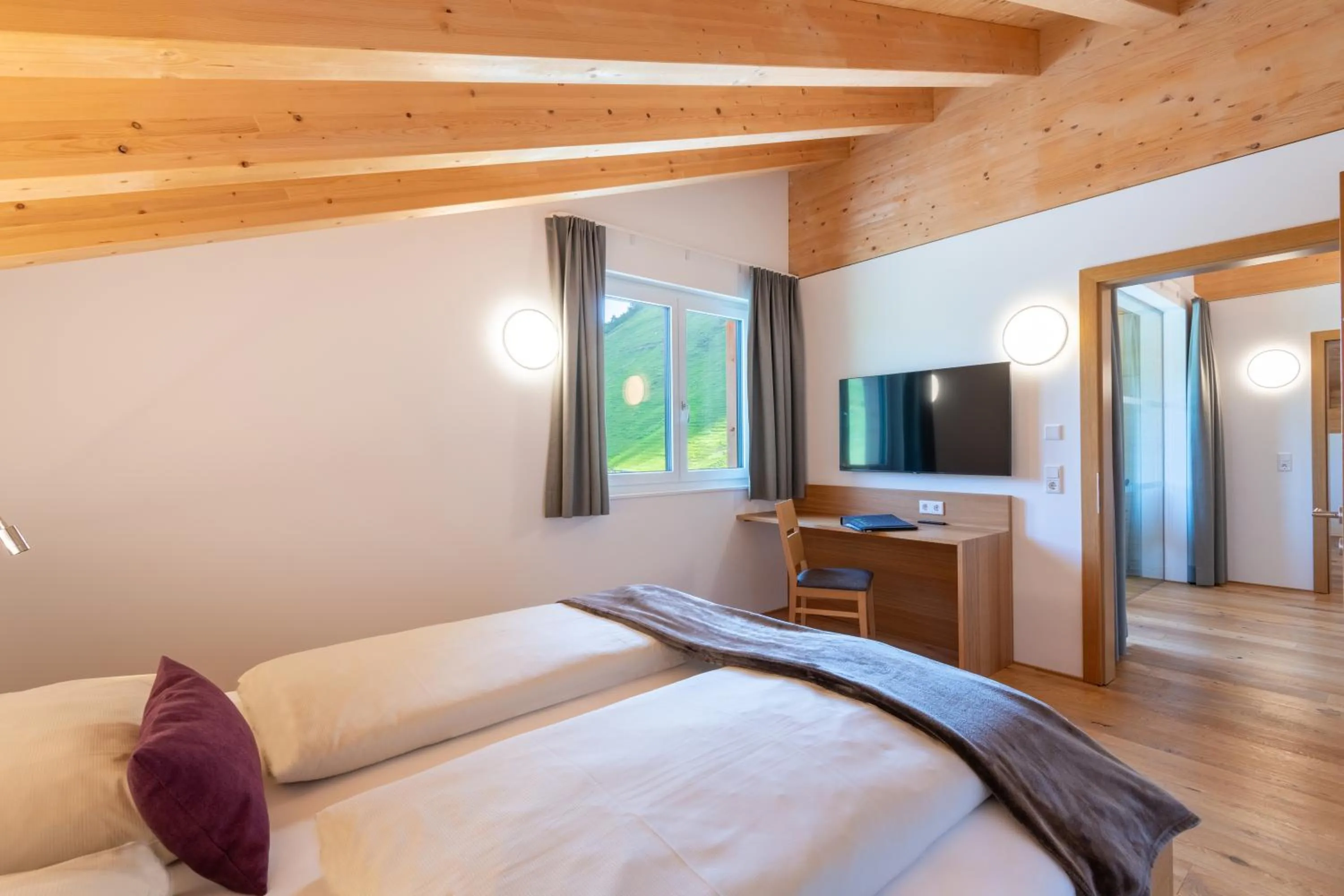 Communal lounge/ TV room, Bed in Rössle Appartements und Sport Rössle Skiverleih & Sportgeschäft