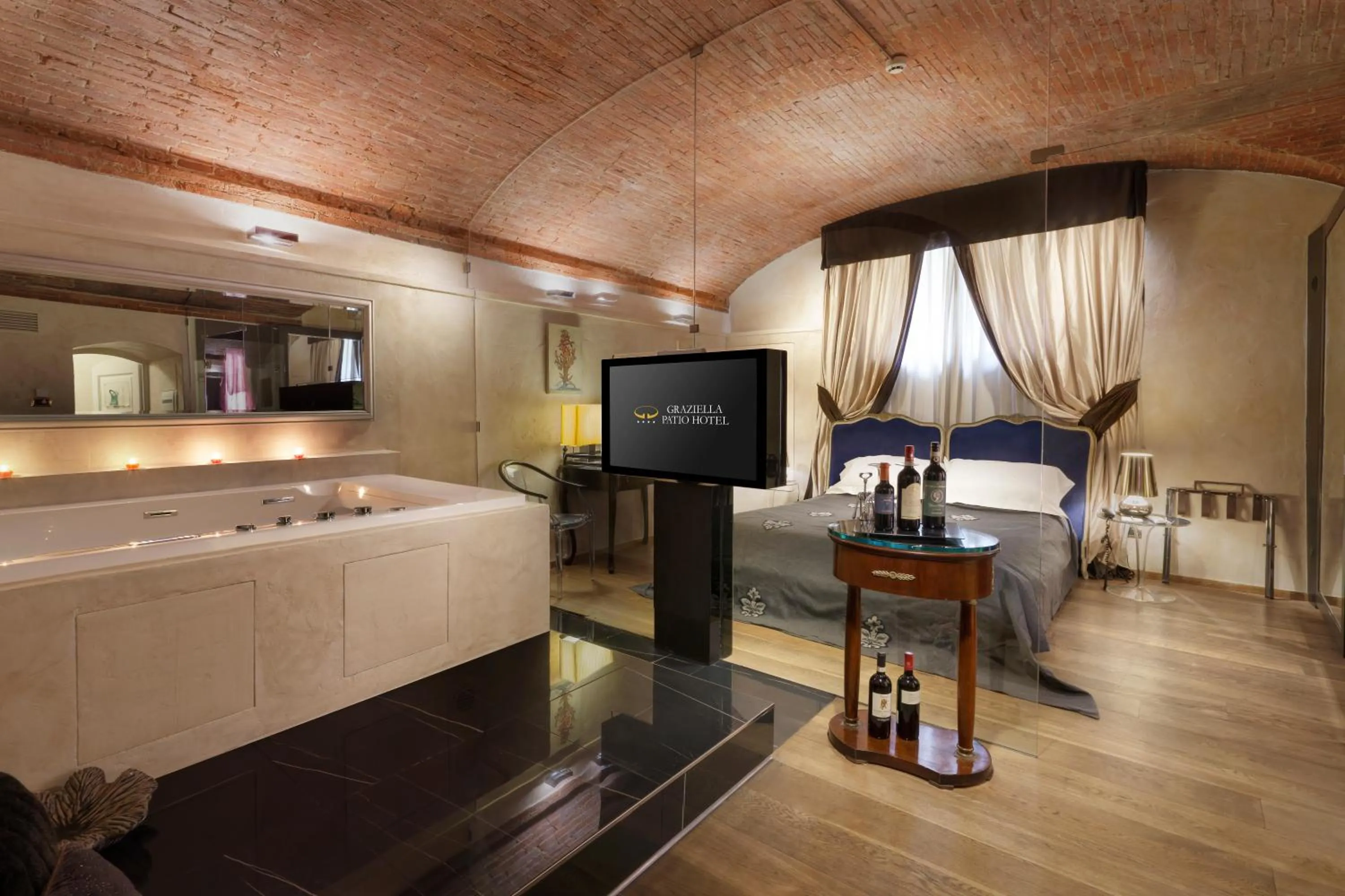 Hot Tub, Bed in Graziella Patio Hotel