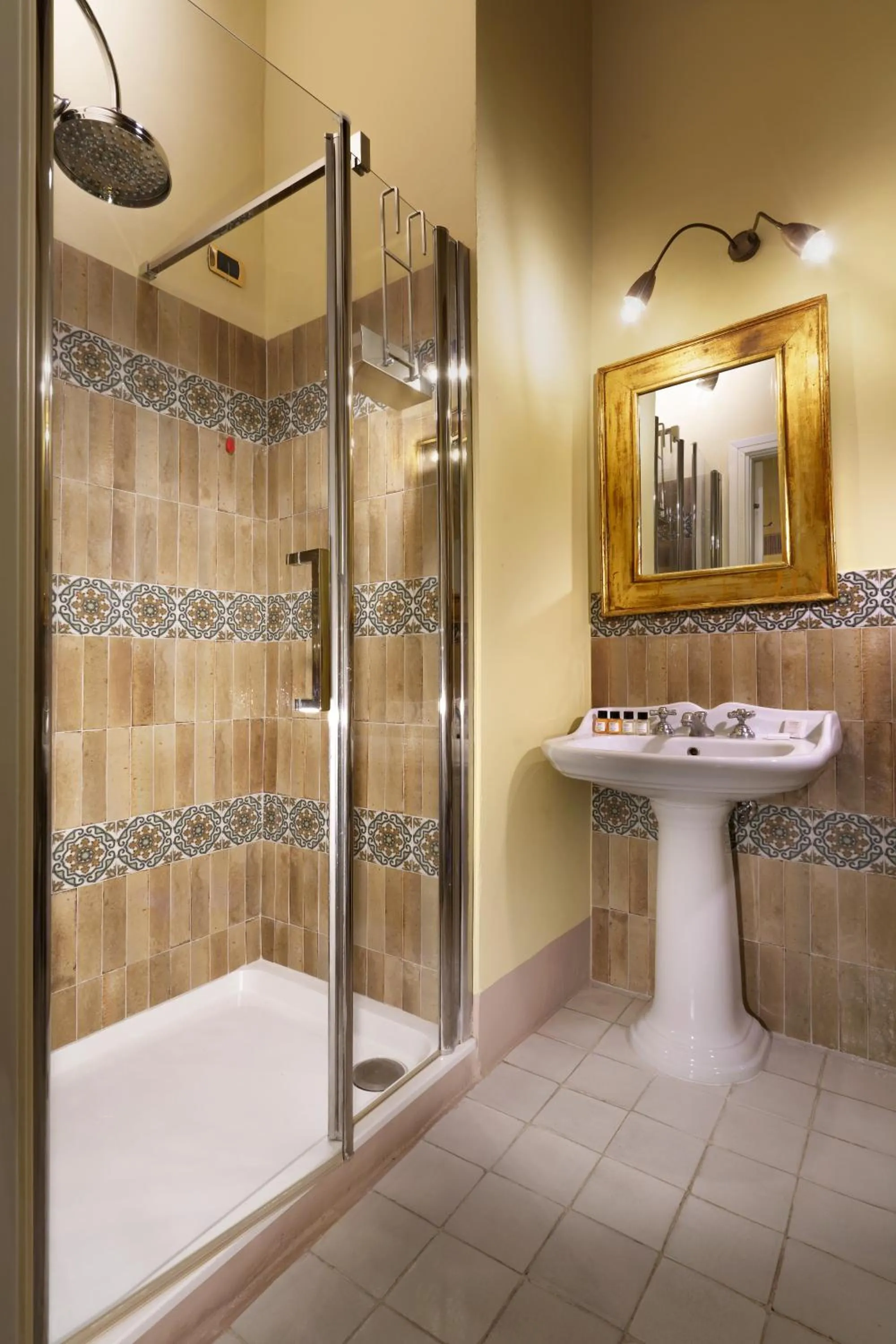 Shower in Graziella Patio Hotel