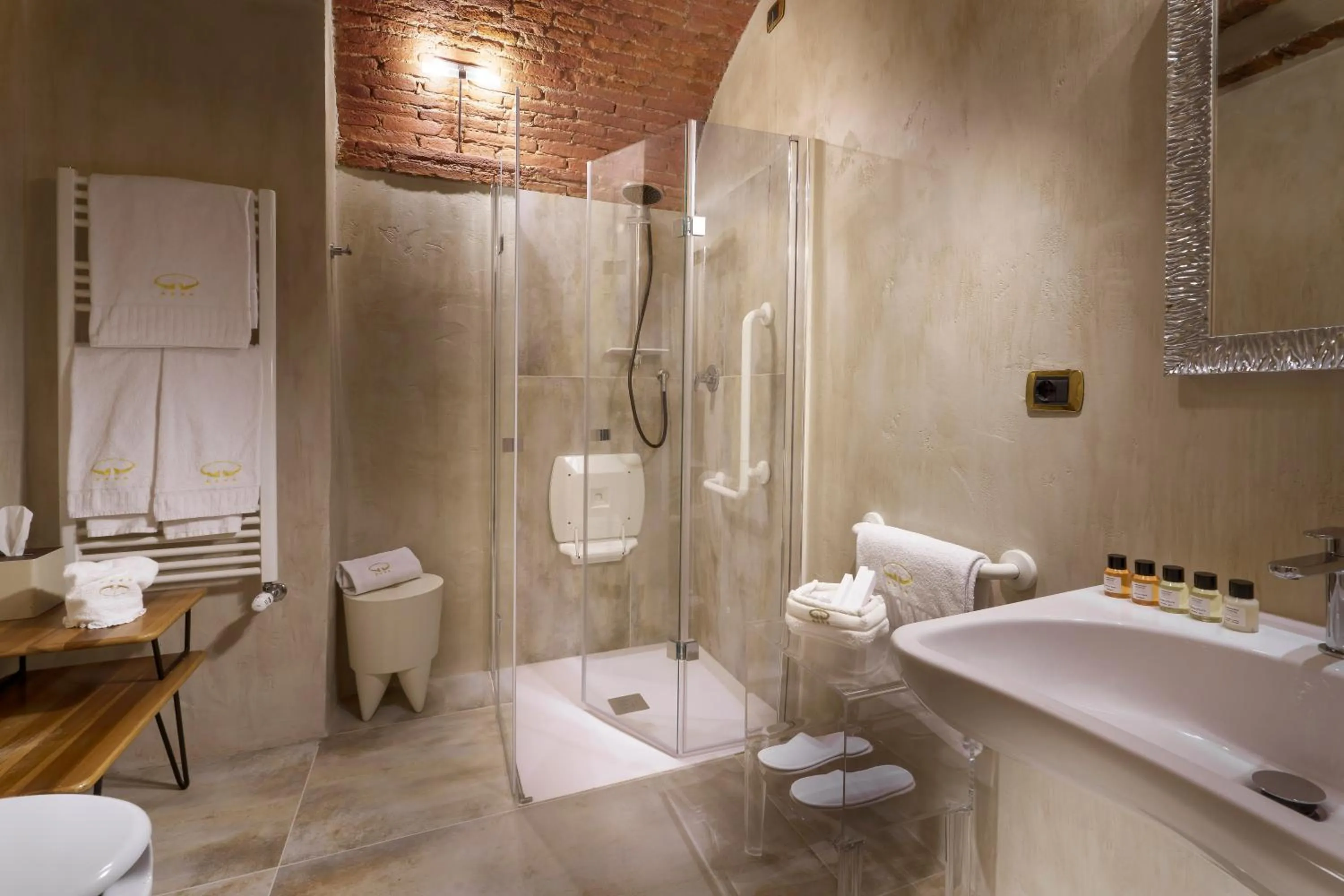 Bathroom in Graziella Patio Hotel