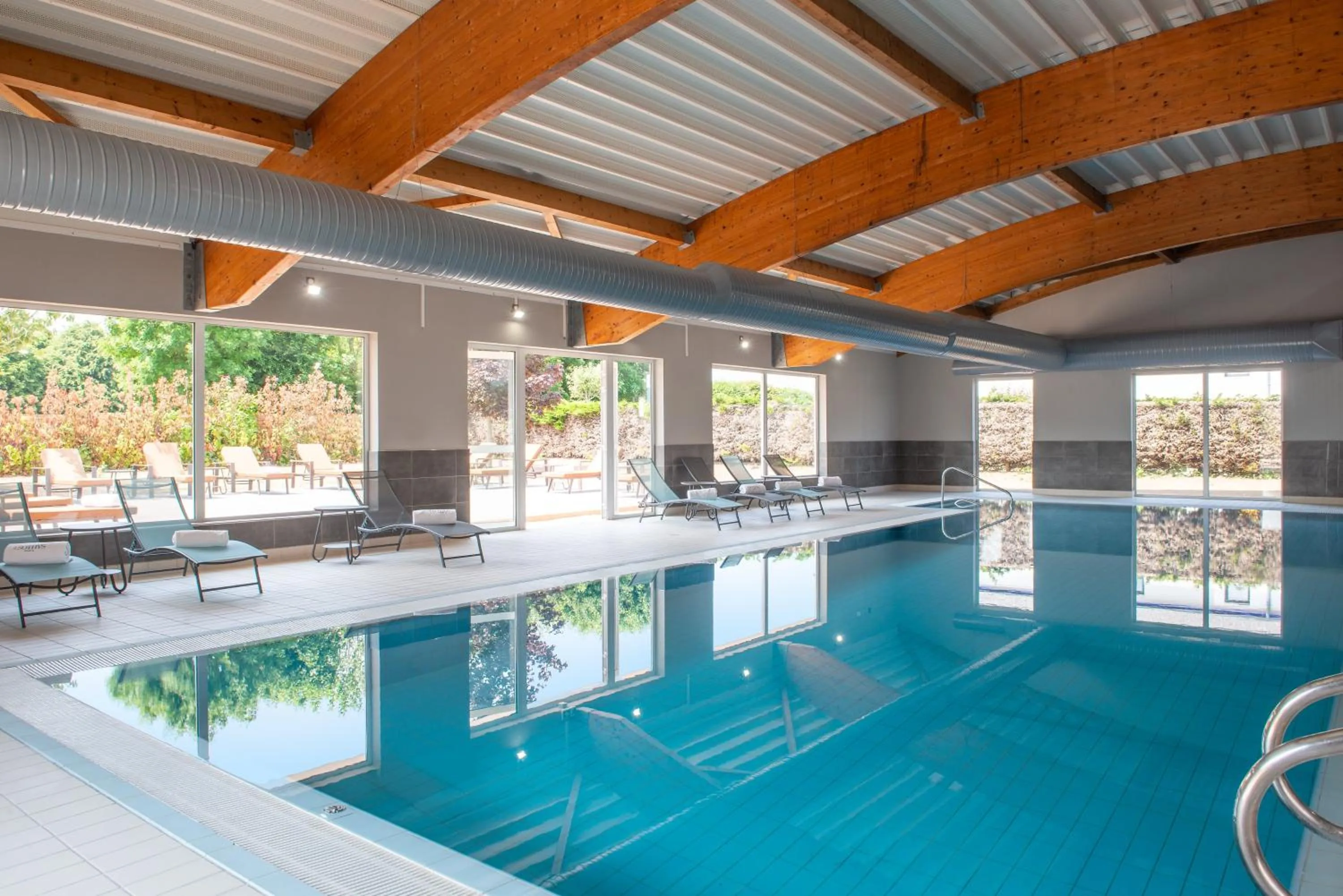 Swimming pool in Hôtel Kyriad Dieppe