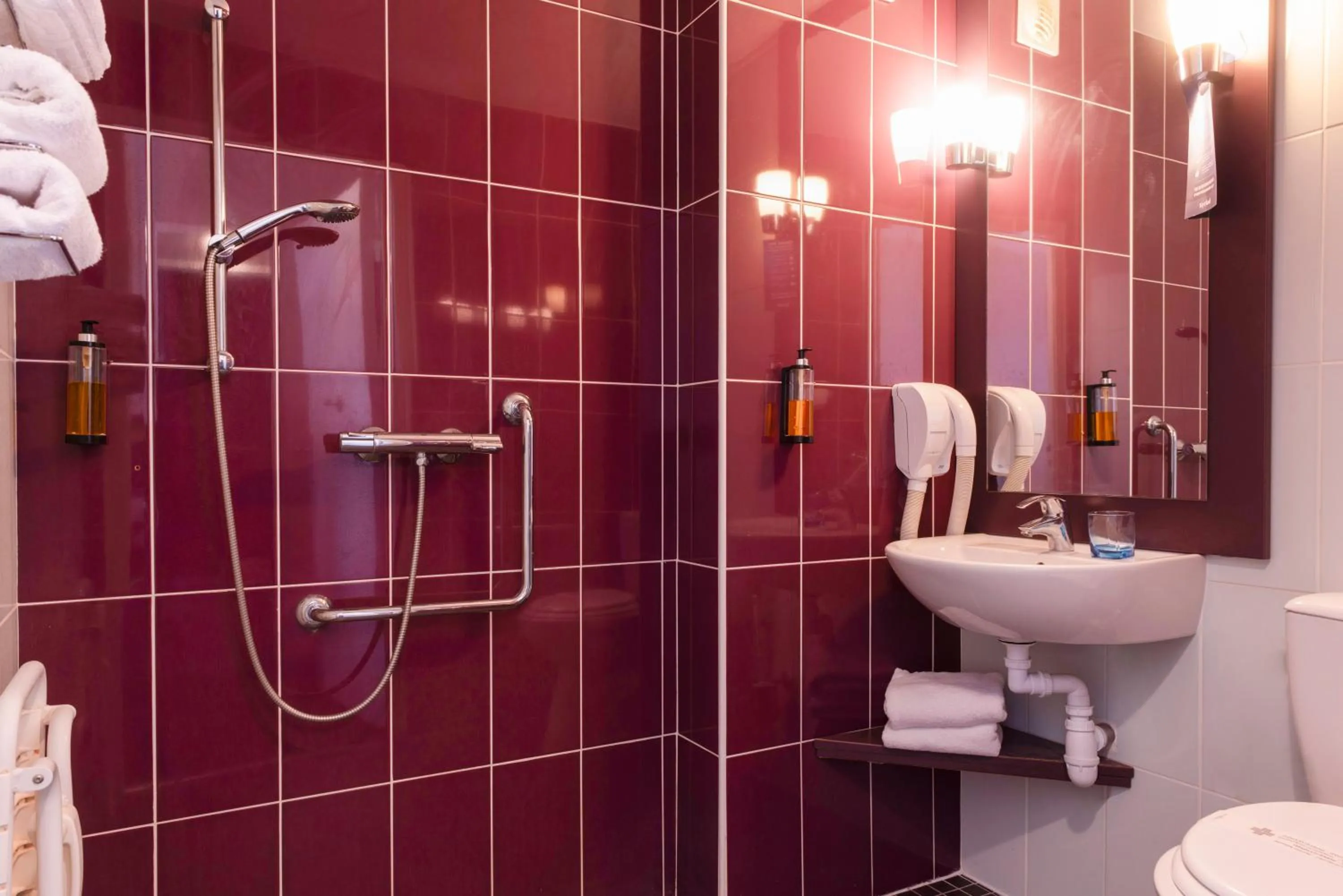 Bathroom in Hôtel Kyriad Dieppe