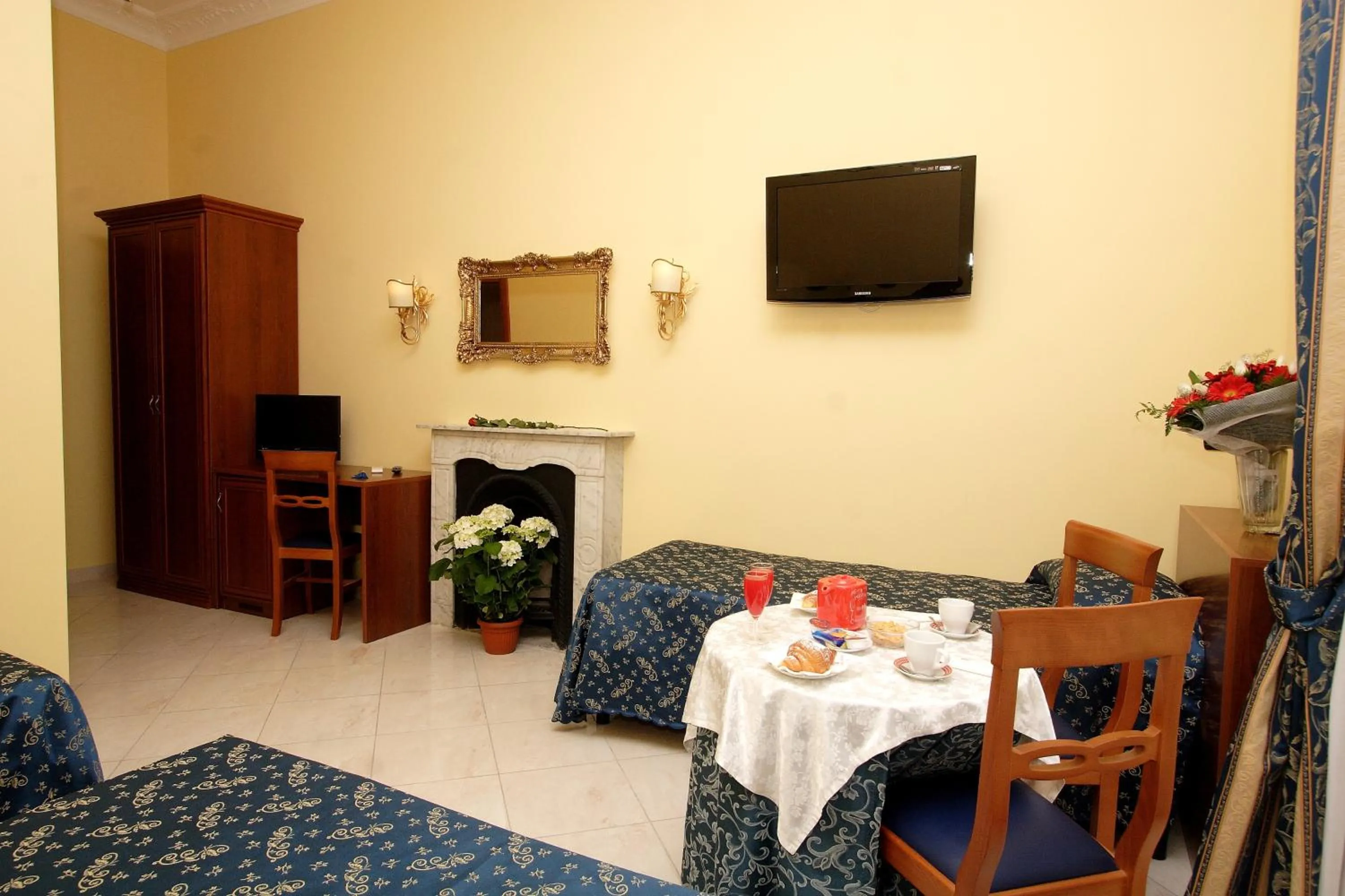 Photo of the whole room in Caroline Suite