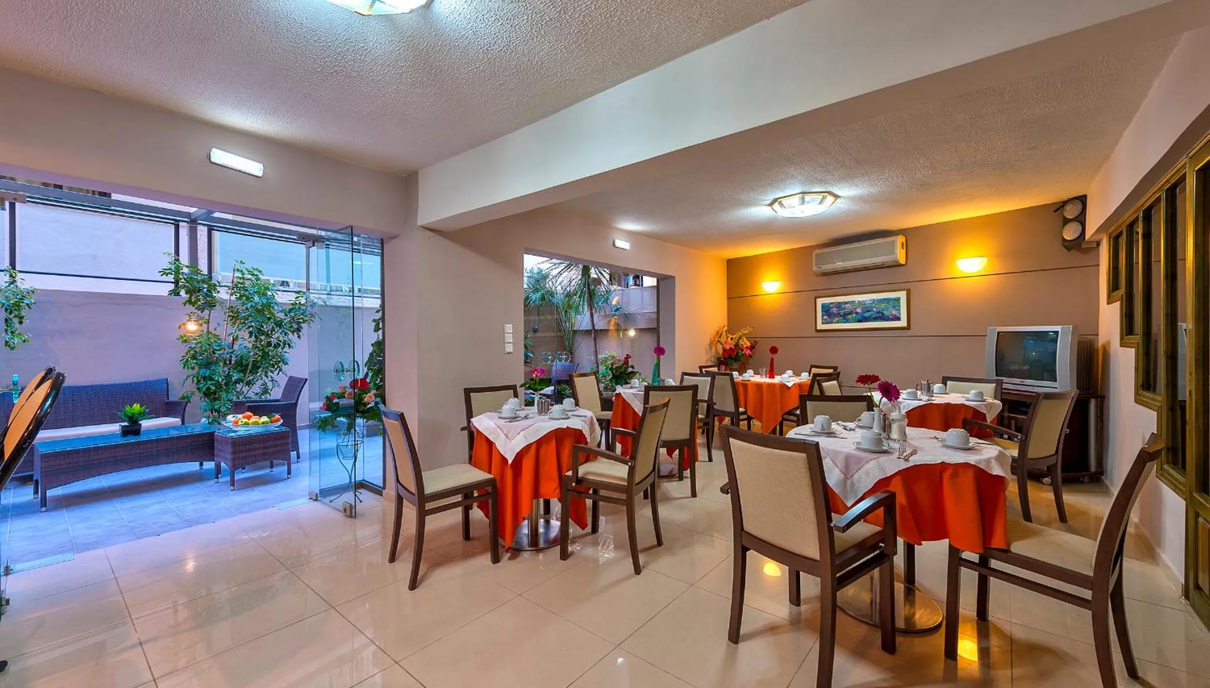 Restaurant/places to eat in Leonidas Hotel & Apartments