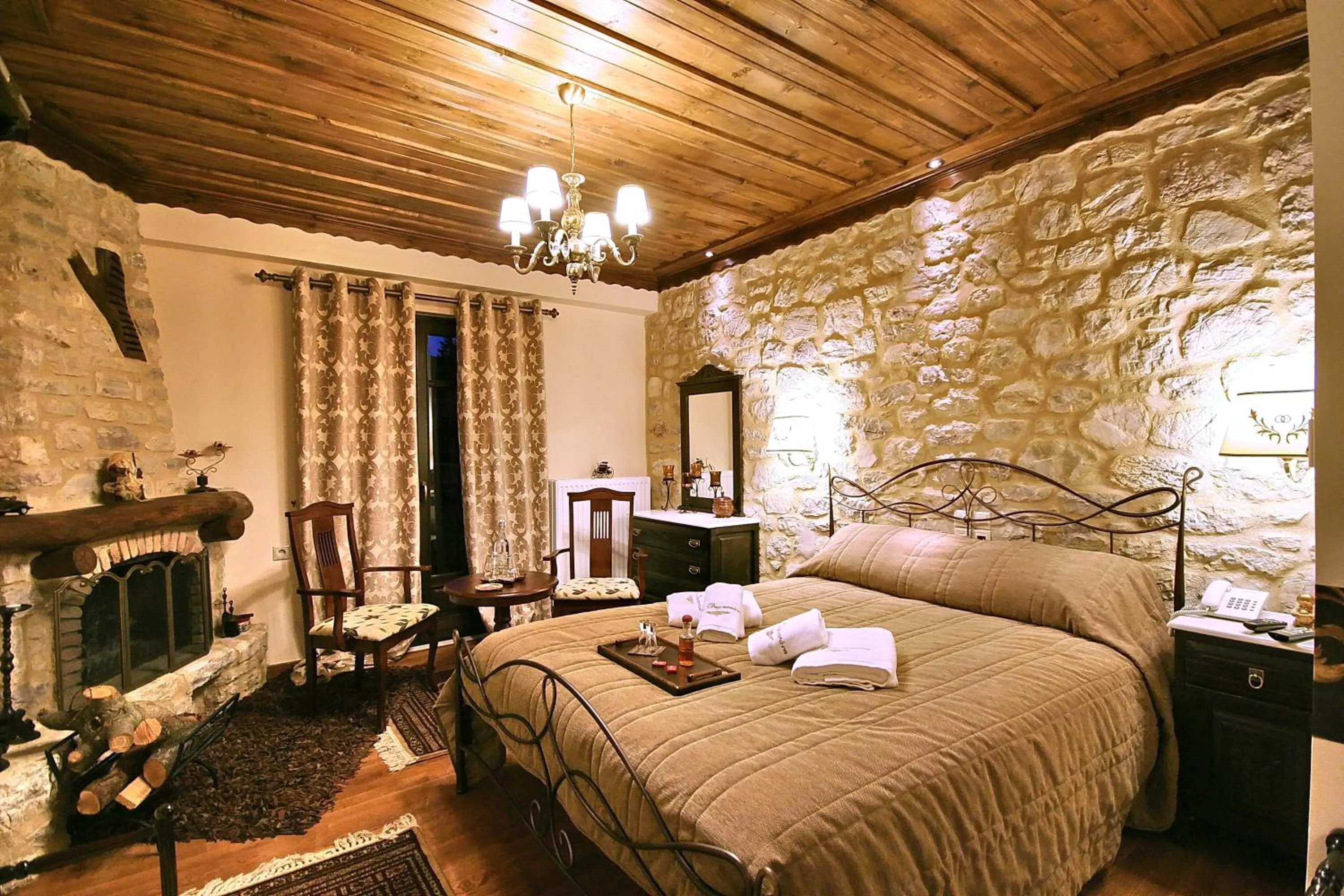 Photo of the whole room, Bed in En Dimitsani
