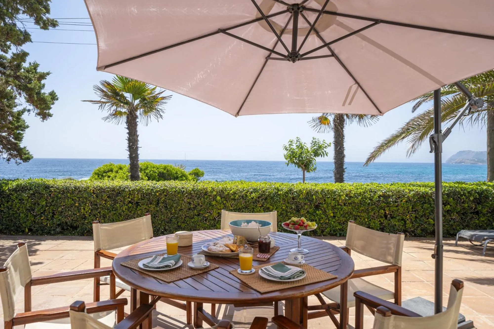 Casa Morant in front of the sea